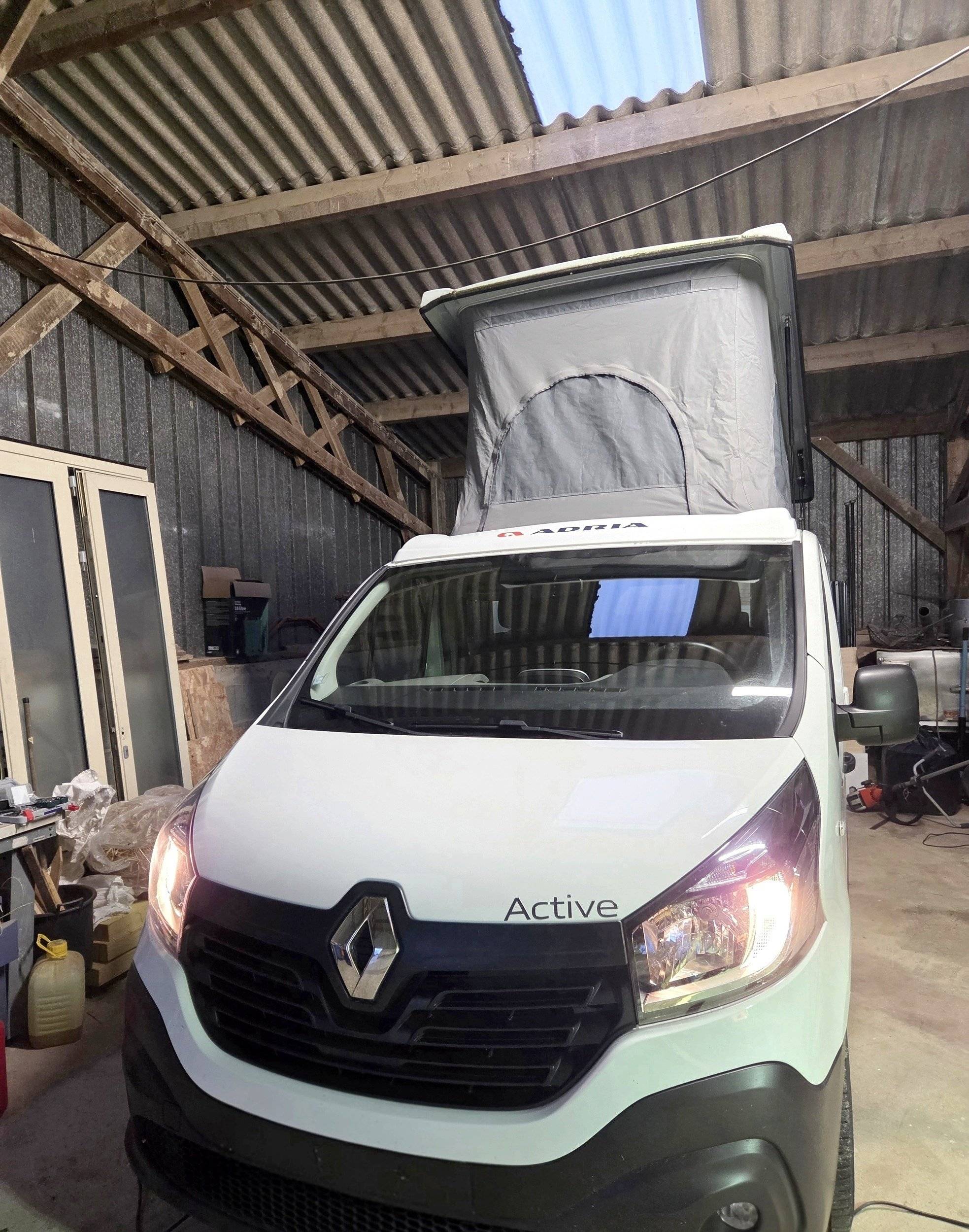 Vue avant de 3/4 Renault - Yescapa