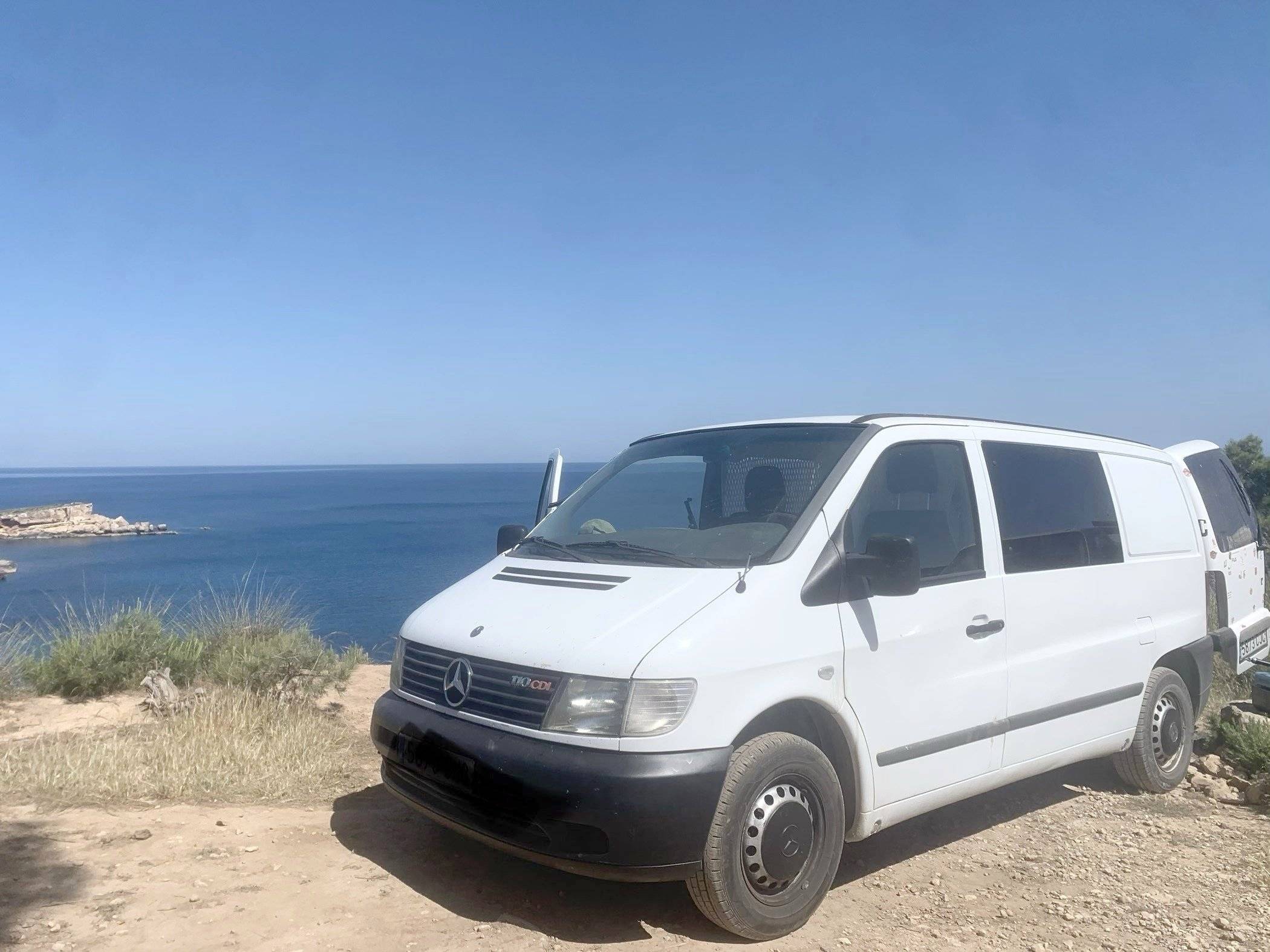 schräge Vorderansicht Mercedes Vito 110 CDI - Yescapa