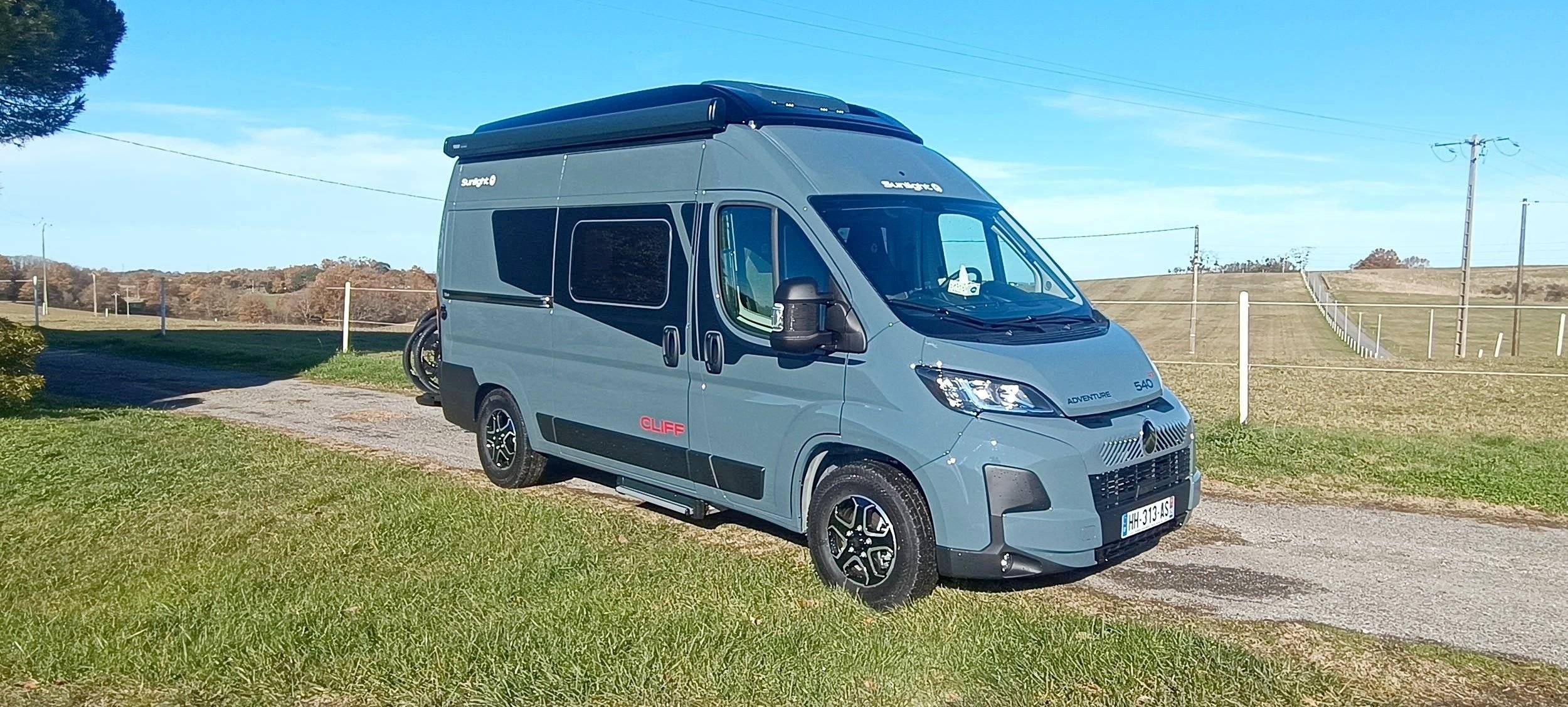 Vue avant de 3/4 Citroën Jumper 2.2l  140cv - Yescapa