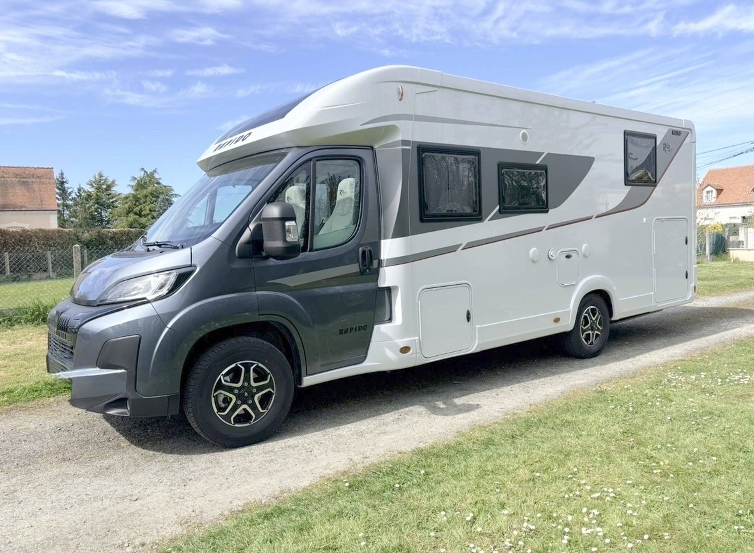 schräge Vorderansicht Peugeot Ducato 140ch - Yescapa