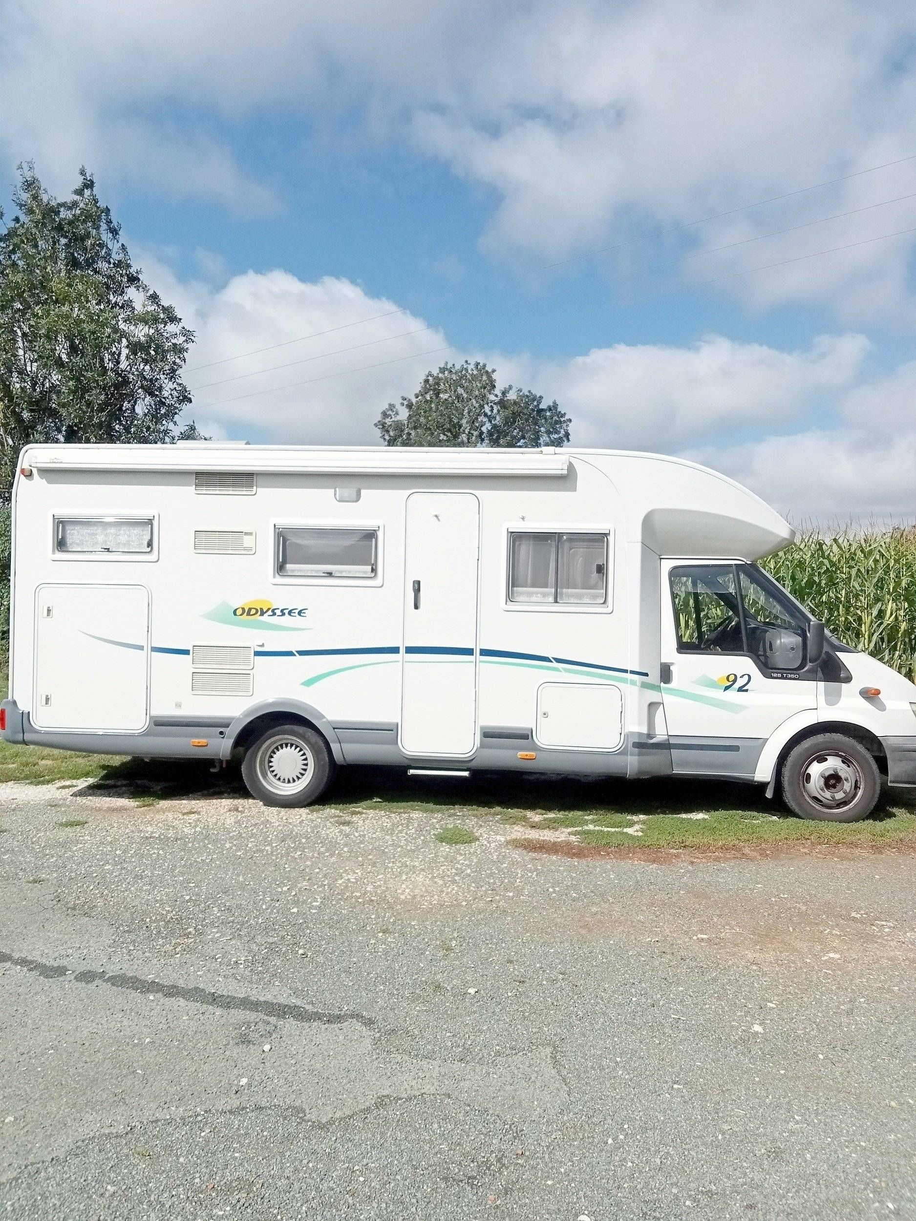 Front view from 3/4 Ford - Yescapa