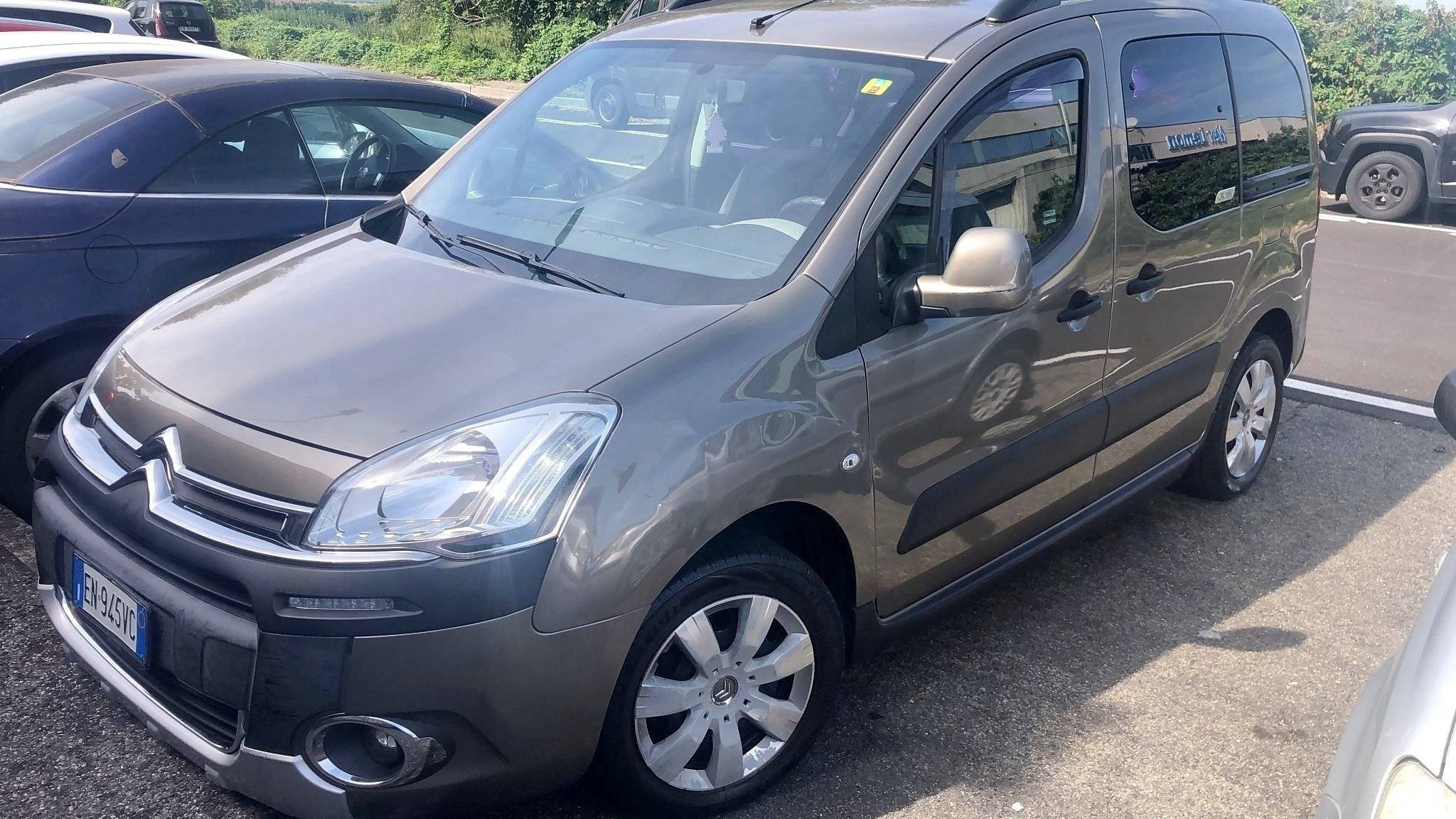 Vista frontale a ¾ Citroën berlingo - Yescapa