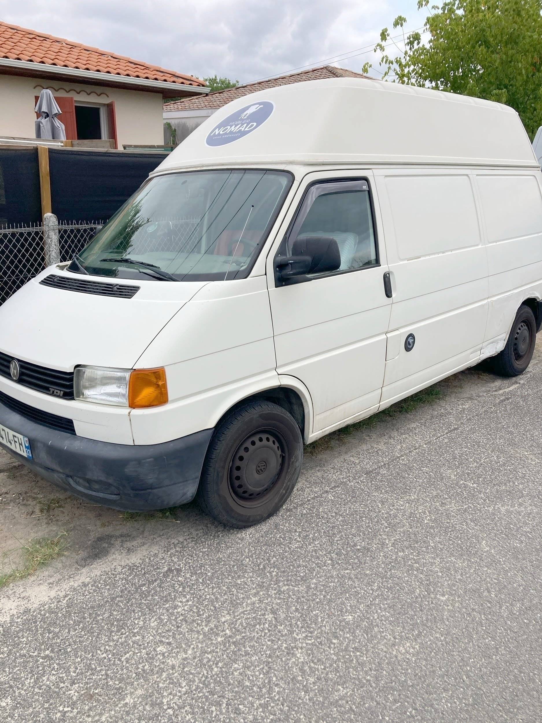Vista de 3/4 Volkswagen T4 2,5l 102cv - Yescapa