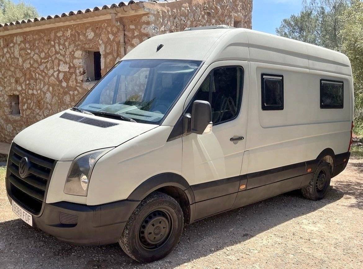 Front view from 3/4 Volkswagen Crafter 2,5 l 109 ch - Yescapa