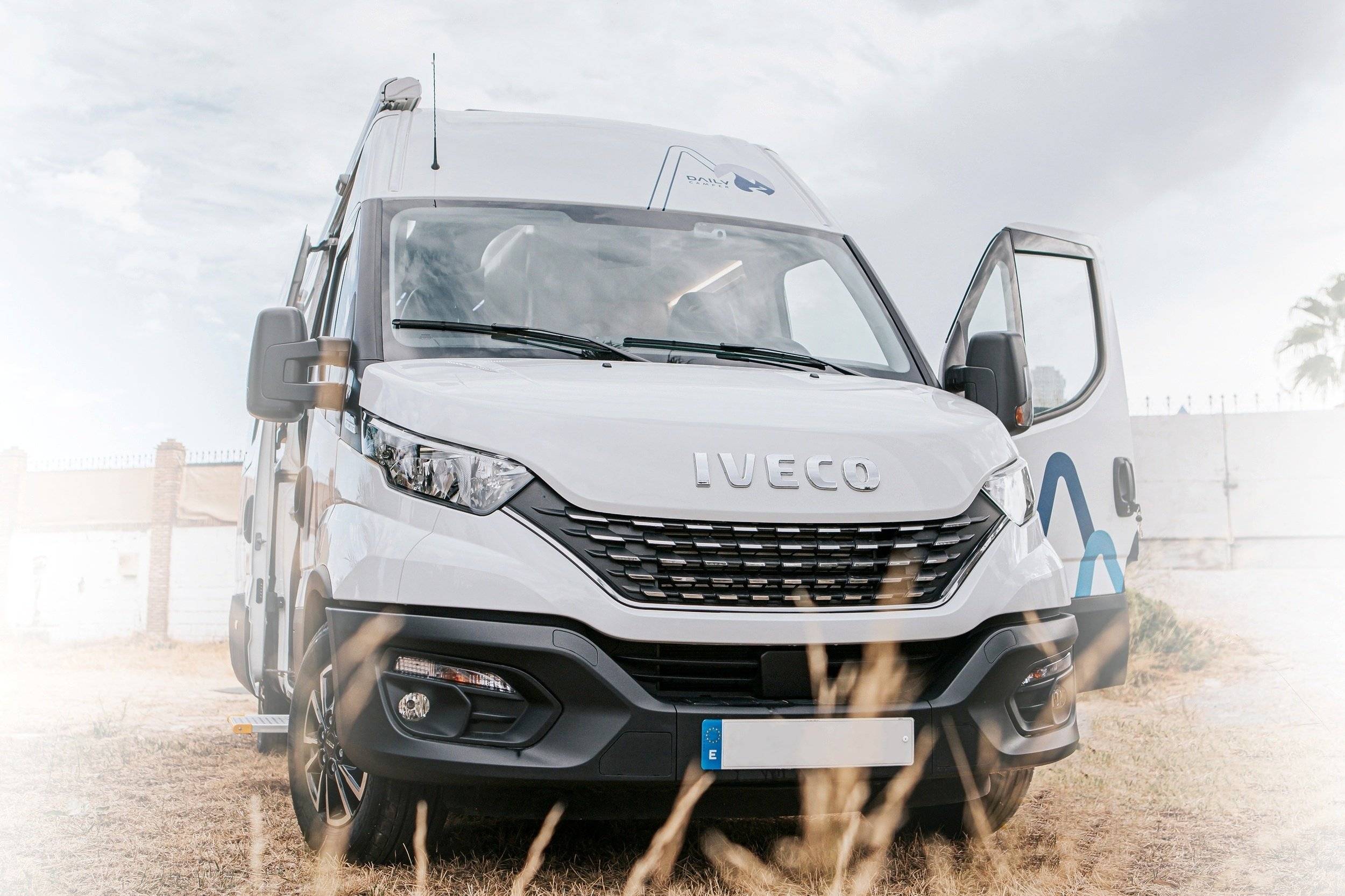 Vista del vehículo ángulo delantero Iveco Iveco Daily 35S16A8V,Hi-Matic,Klima,ZV,Radio BT - Yescapa