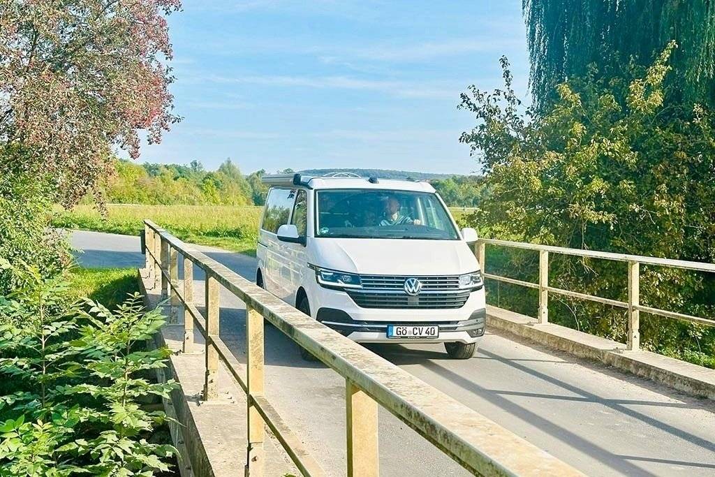 Front view from 3/4 Volkswagen CALIFORNIA OCEAN - Automatik - Yescapa