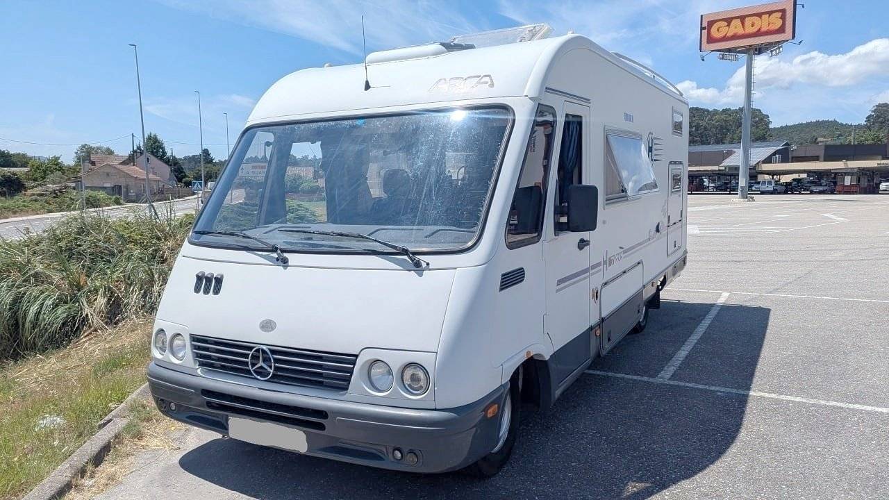 Front view from 3/4 Mercedes - Yescapa