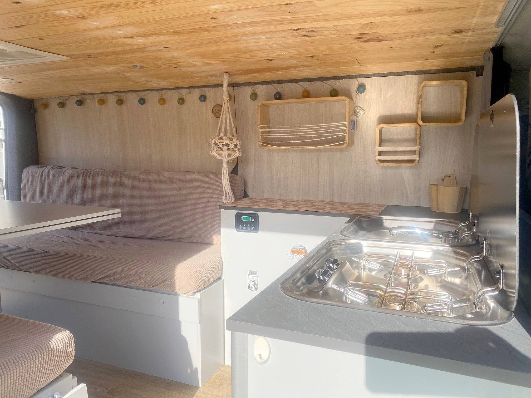 Dining Area Renault Trafic 1,6 l 120 ch - Yescapa