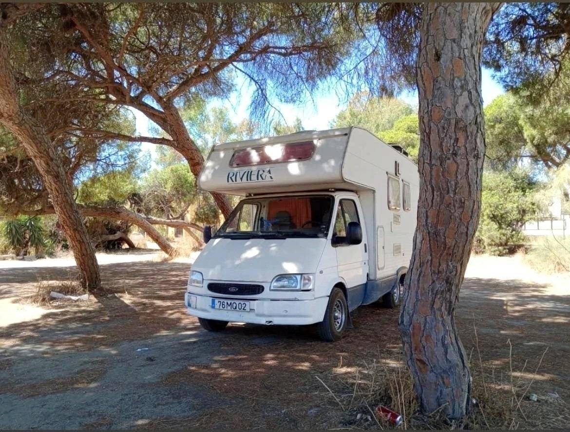 Vista frontale a ¾ Ford FORD TRANSIT - Yescapa