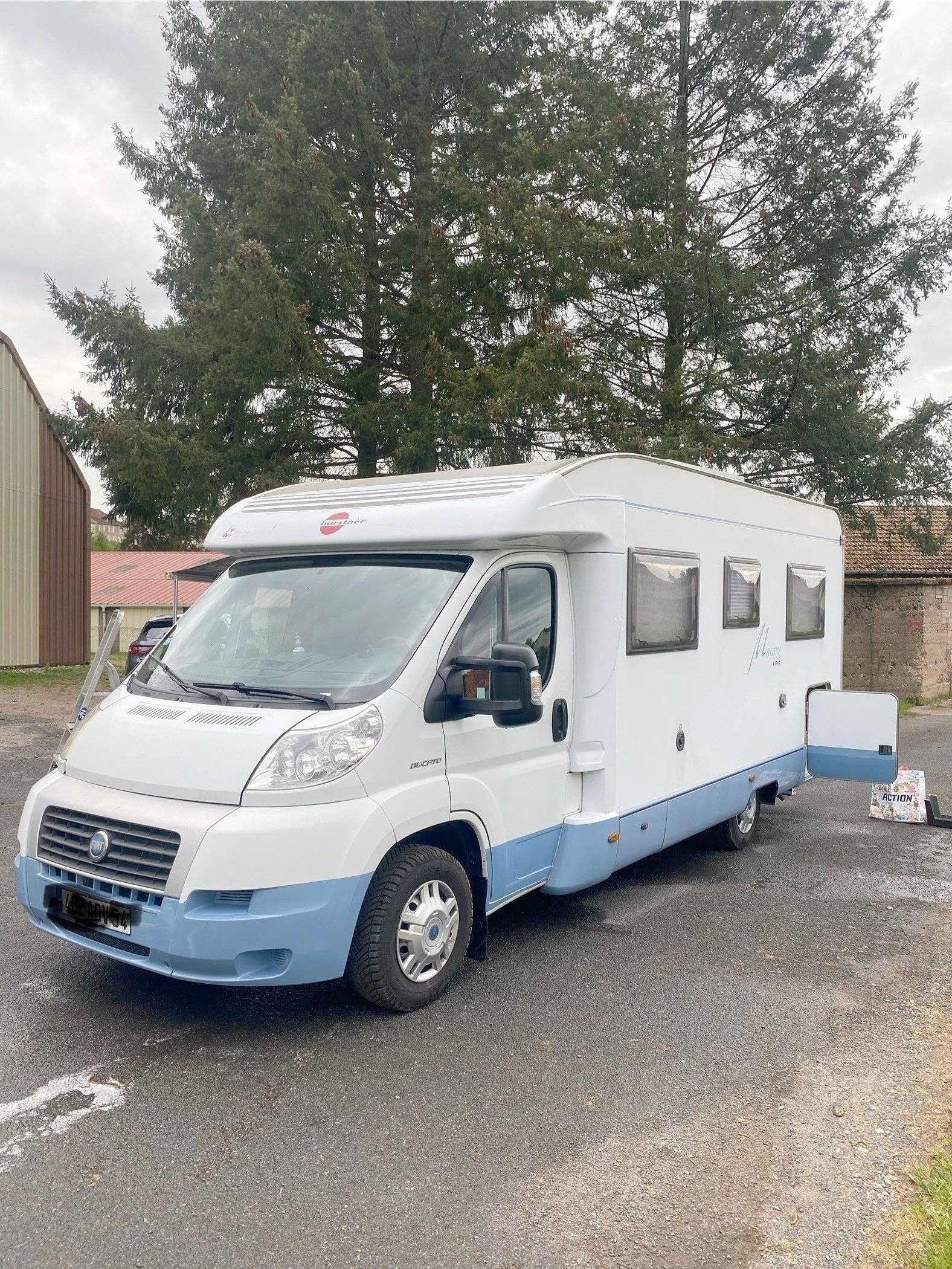 Vue avant de 3/4 Fiat Ducato 2,2 l Multijet 130 ch. - Yescapa
