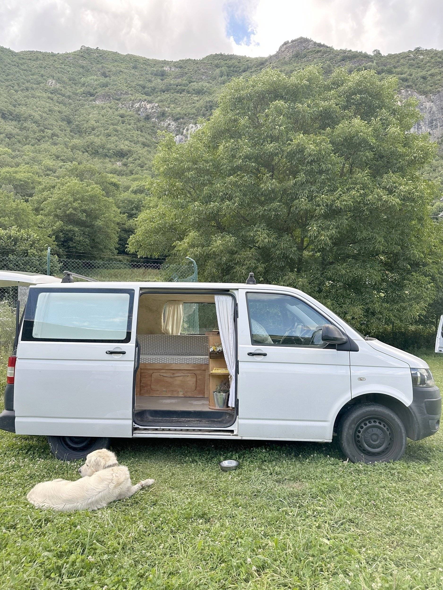 Vista de 3/4 Volkswagen Volkswagen Transporter - Yescapa