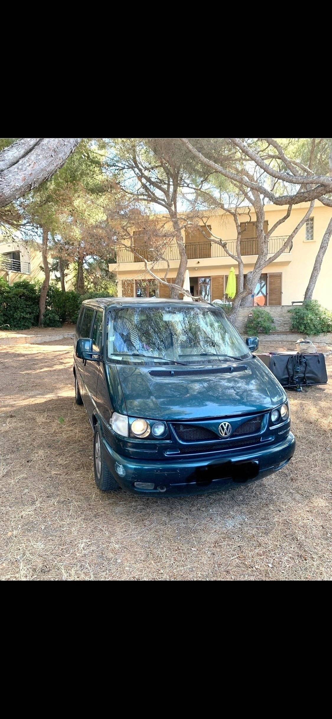 Vista del vehicle angle davanter Volkswagen Transporter T4 Multivan - Yescapa