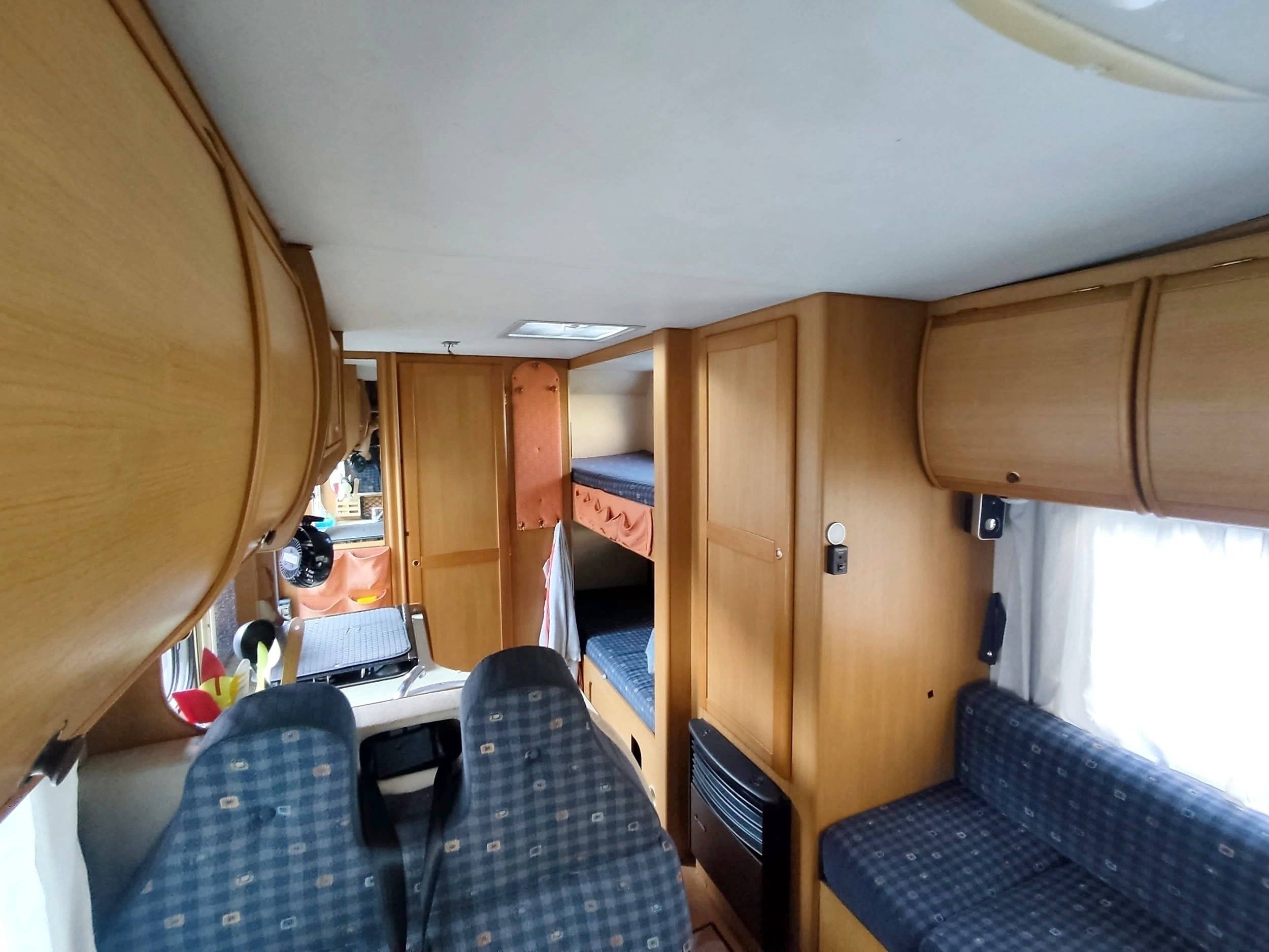 Couchages Ford Transit 2,2 l 125 ch - Yescapa