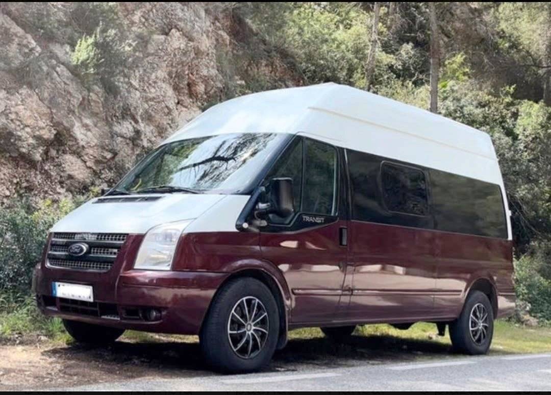 Front view from 3/4 Ford Ford transit 350 - Yescapa