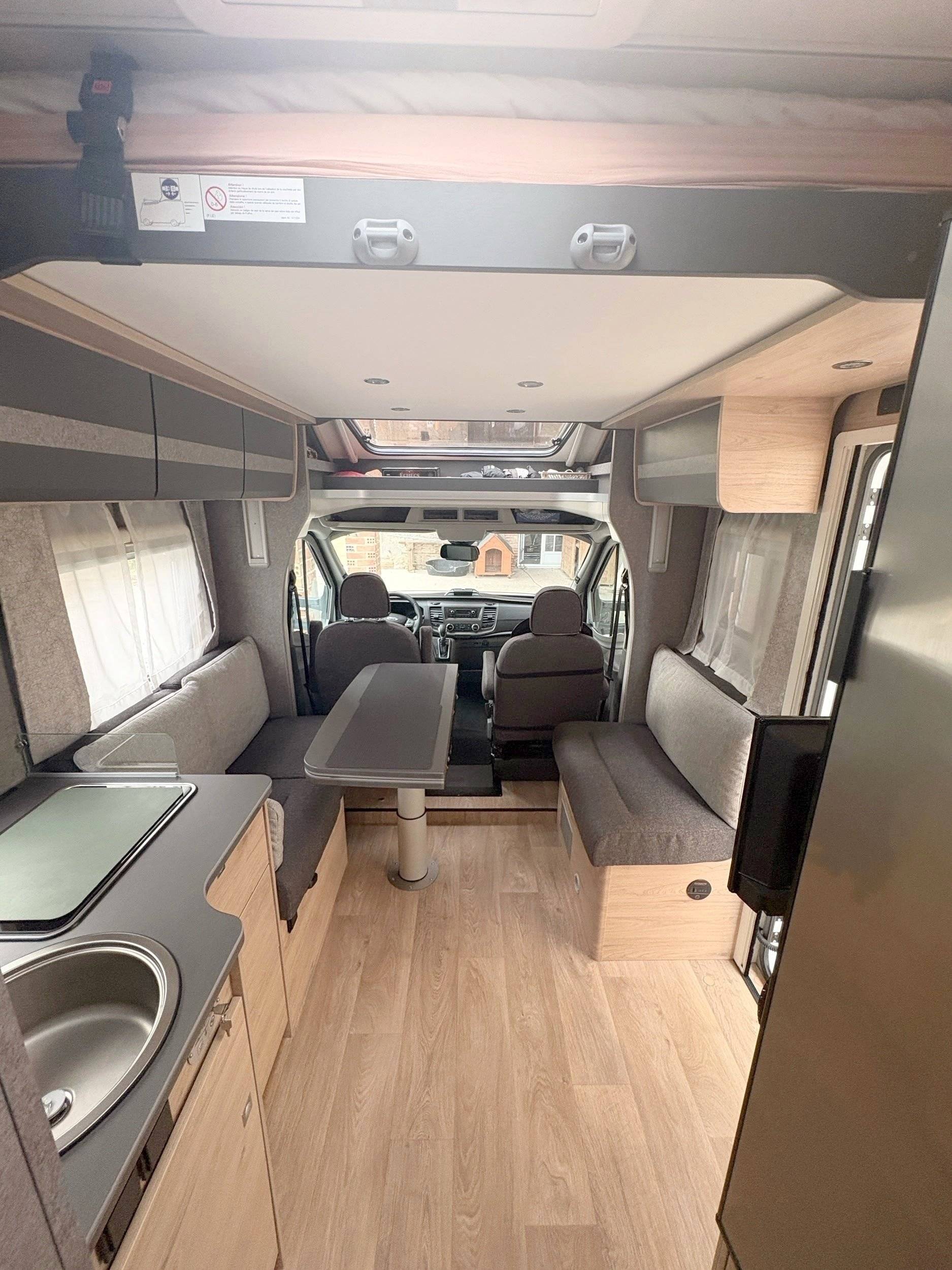 Dining Area Ford Custom 2,0 l 130 ch - Yescapa