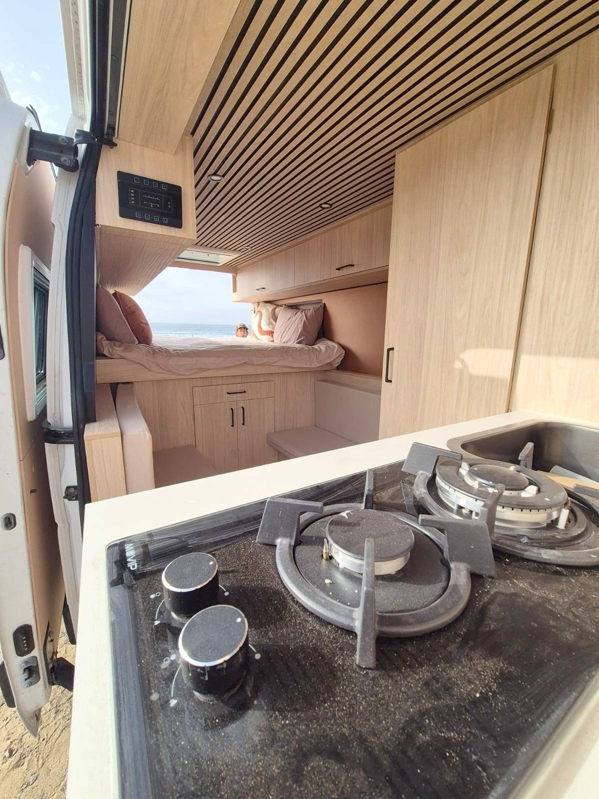 Dining Area Renault Master 3,0 l. dCi 140 ch. - Yescapa