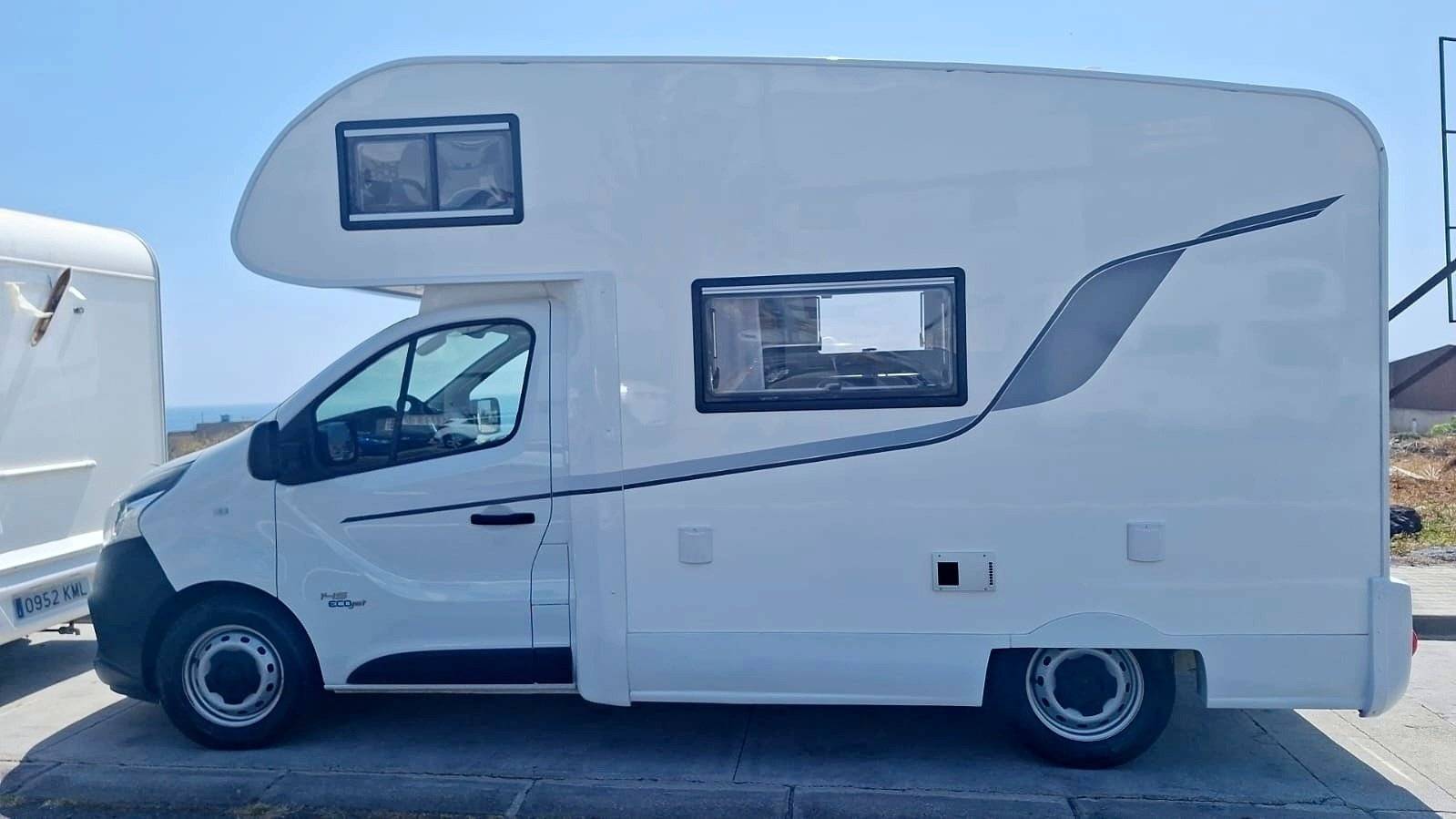 Vue avant de 3/4 Fiat Enaire - Yescapa
