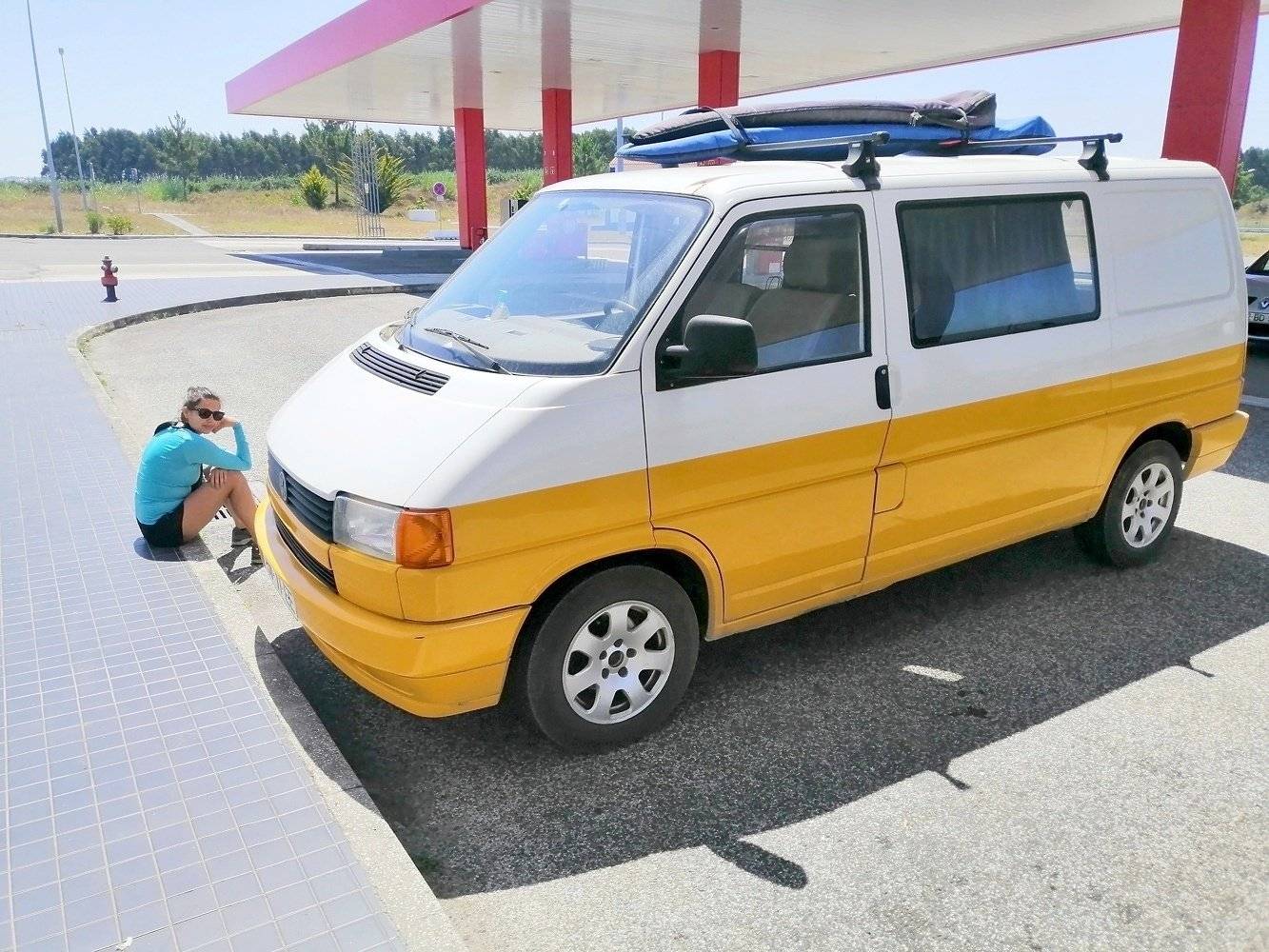 Vue avant de 3/4 Volkswagen T4 2.4d - Yescapa