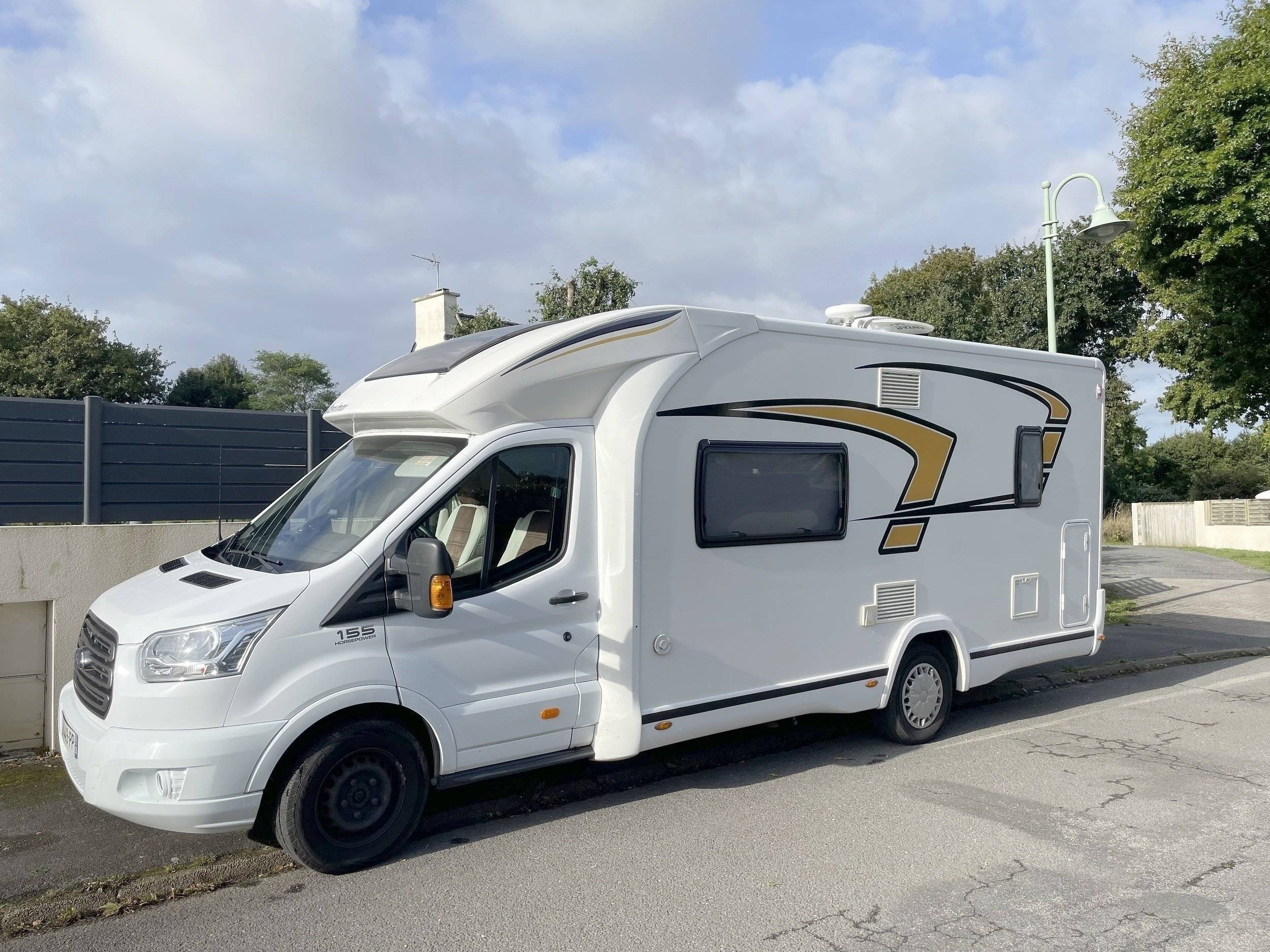 Voorkant 3/4 Ford Ford TRANSIT 155CV - Yescapa