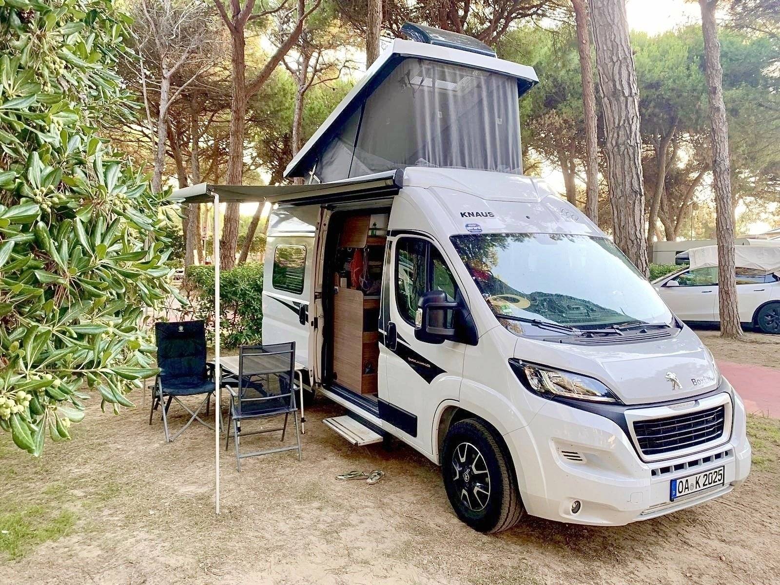 Vue avant de 3/4 Peugeot Boxer 2,2 l 130 ch - Yescapa