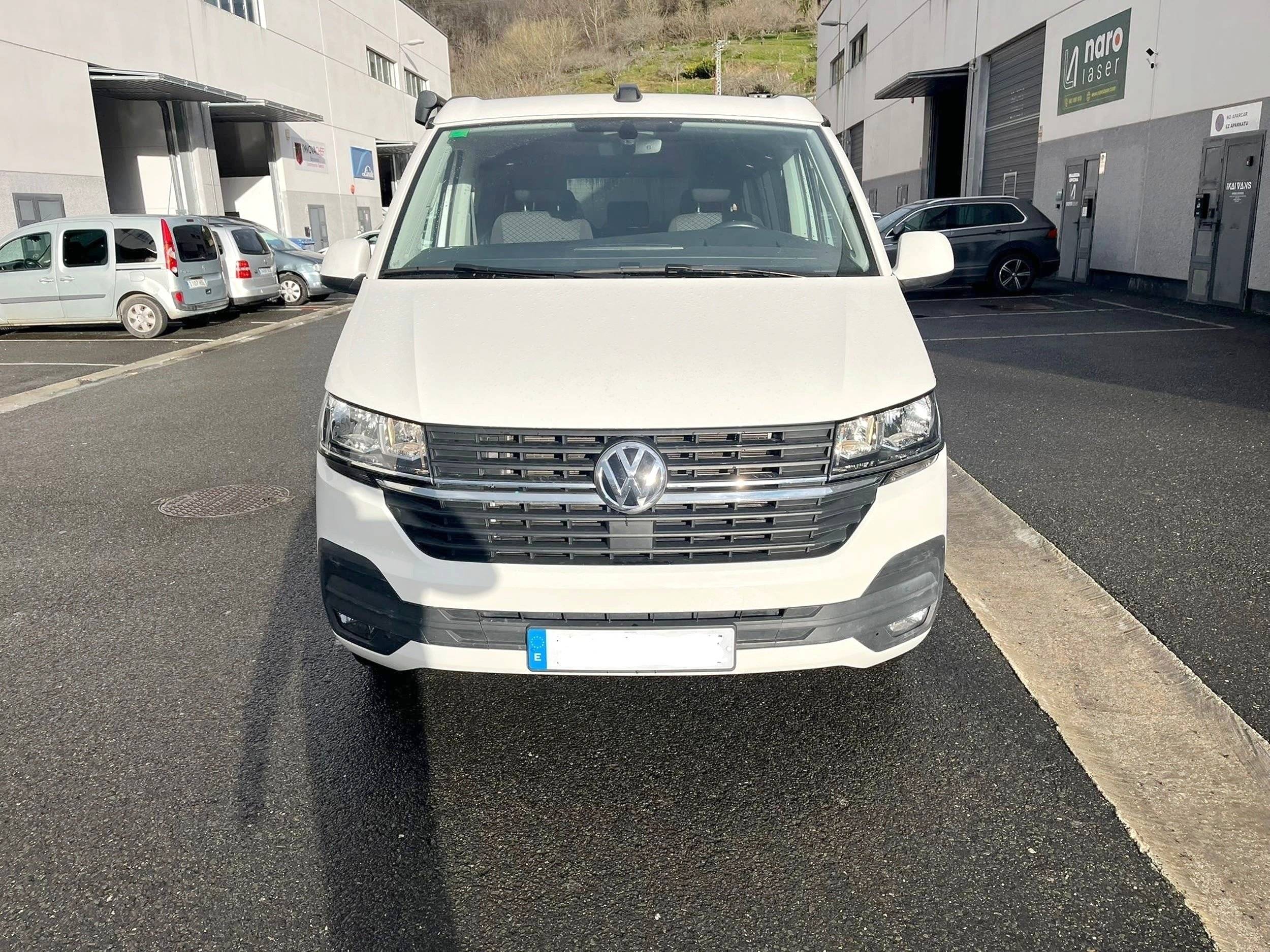 Vista frontale a ¾ Volkswagen California Beach - Yescapa