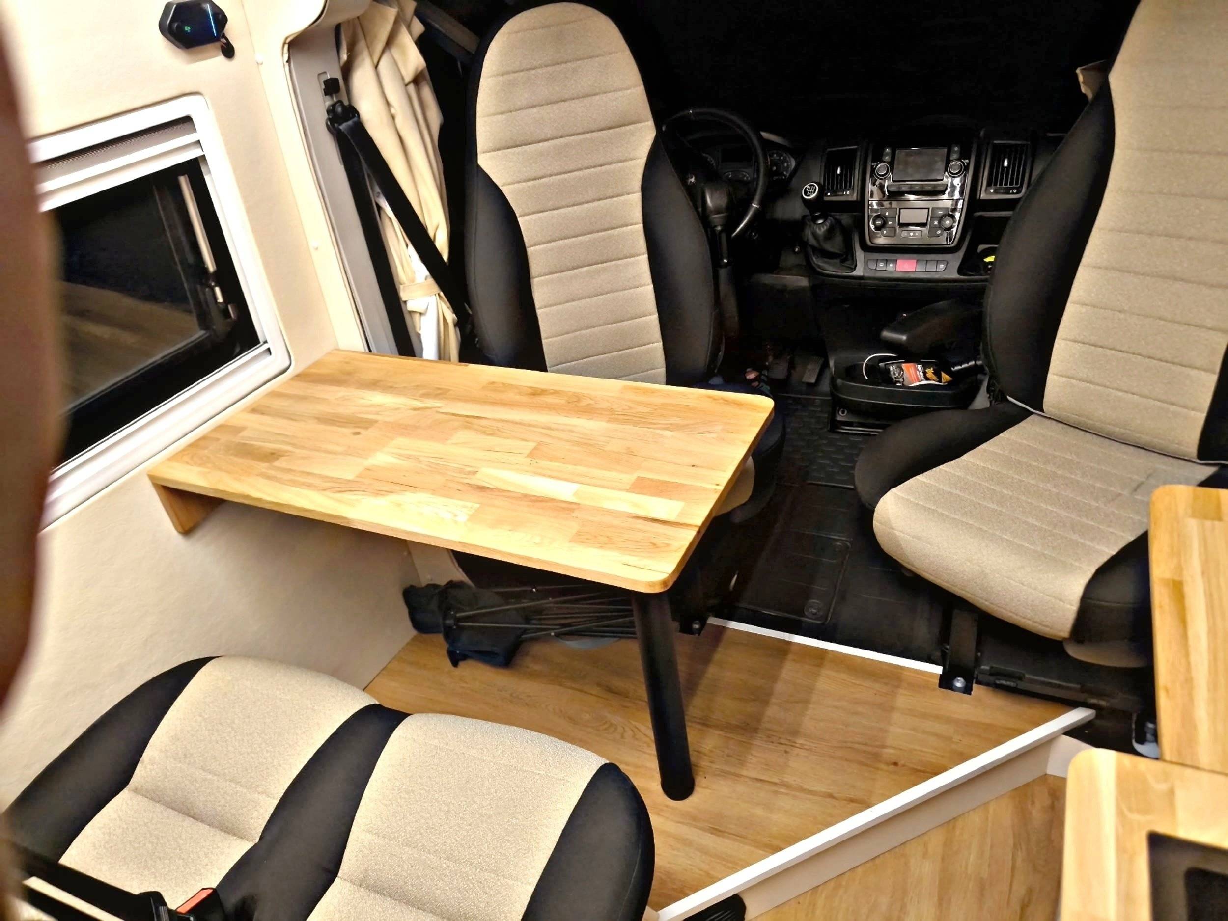 Dining Area Peugeot Boxer 2,2 l hdi 130 ch - Yescapa