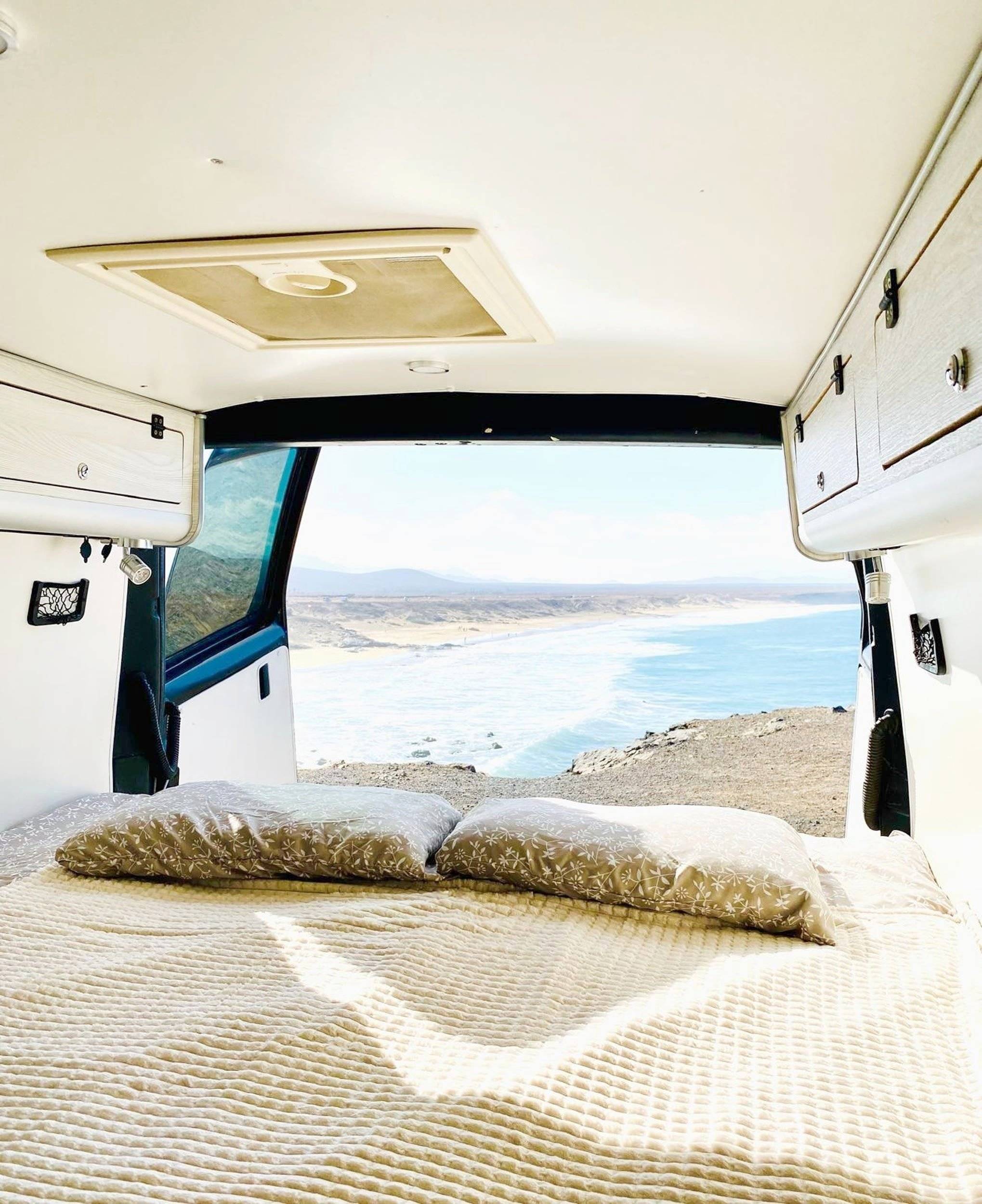 Berth Volkswagen Transporter T4 2.4D - Yescapa