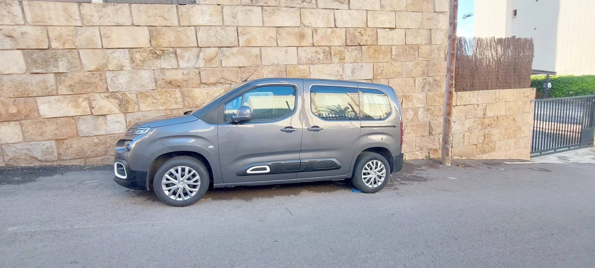 Front view from 3/4 Citroën - Yescapa