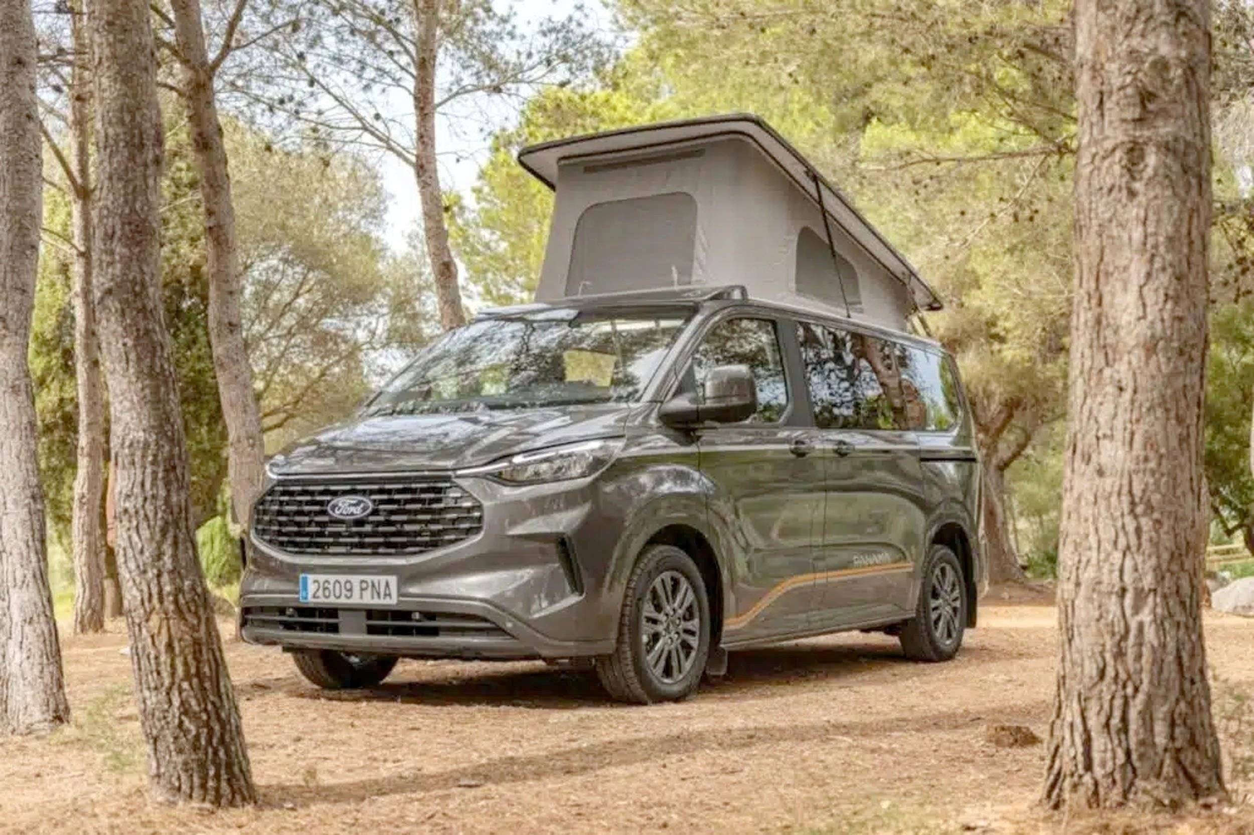 schräge Vorderansicht Ford Transit Custom 2,0 l 130 ch - Yescapa