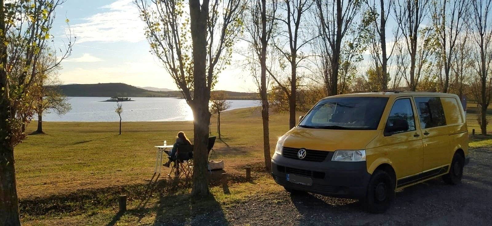 Front view from 3/4 Volkswagen T5 1,9 l 102 ch - Yescapa