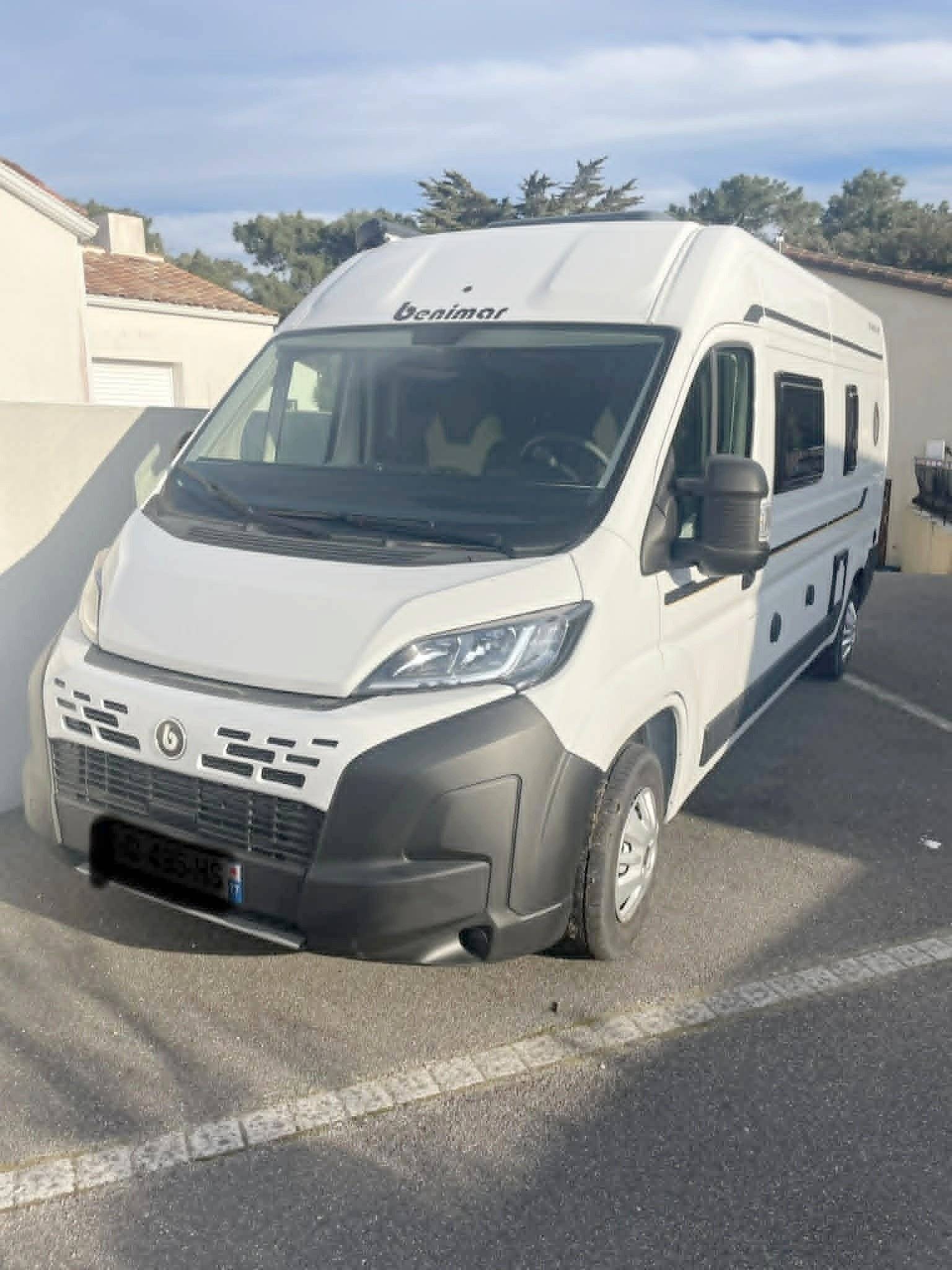 Front view from 3/4 Fiat 2,3 l 130 ch - Yescapa
