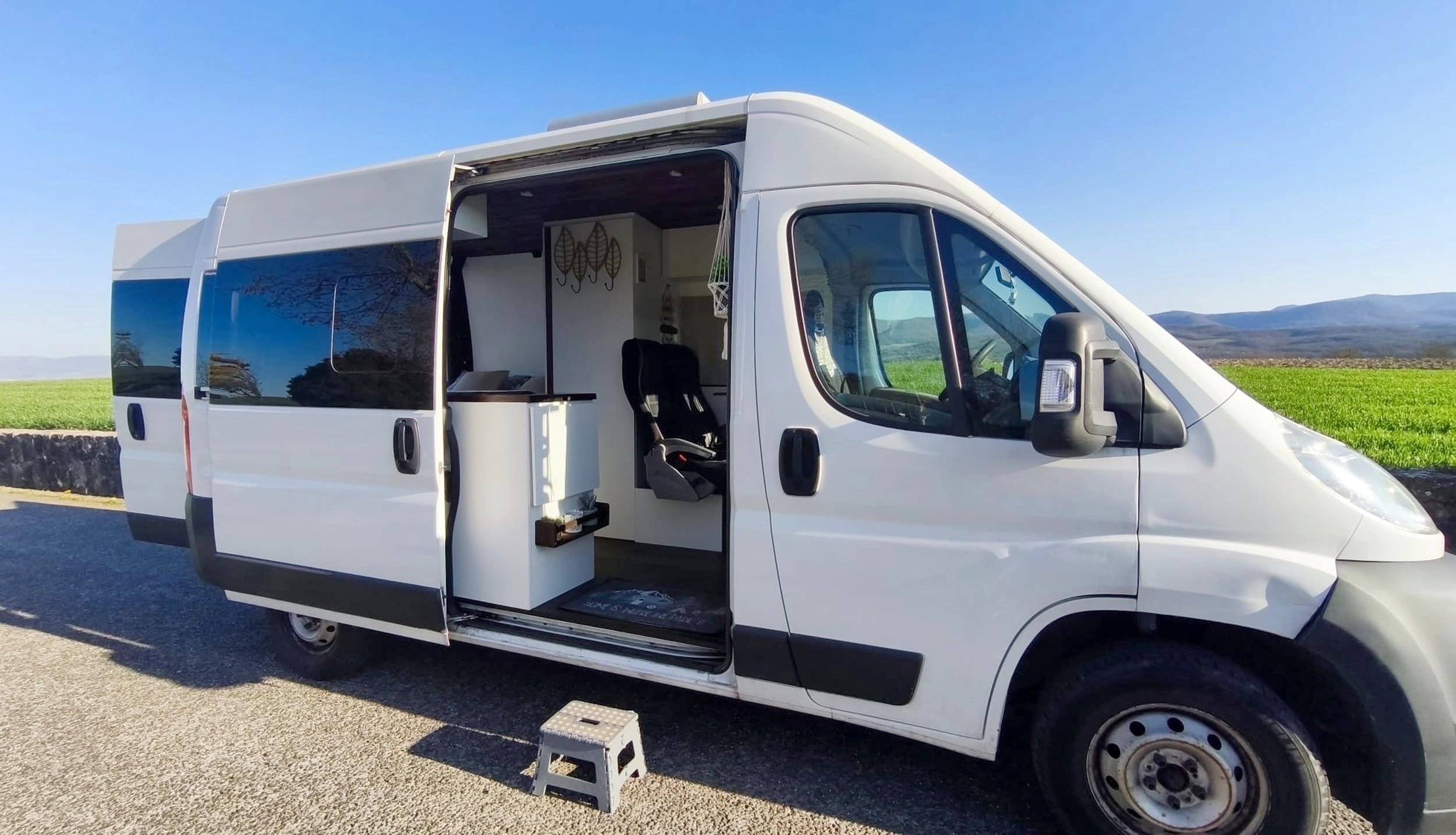 Vista del vehicle angle davanter Fiat Ducato 2,3 l 130 ch - Yescapa