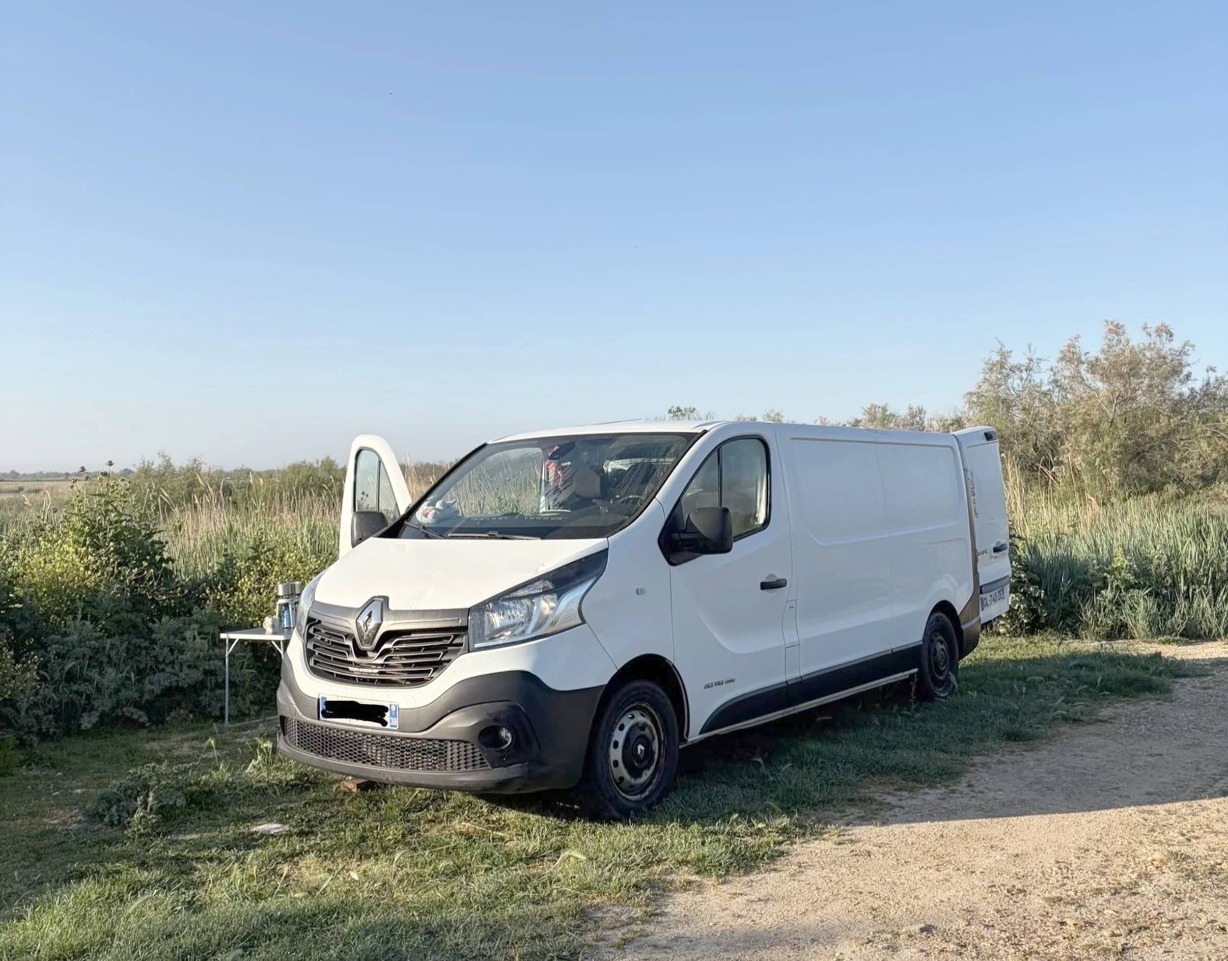 Vista de 3/4 Renault Trafic 3 - Yescapa