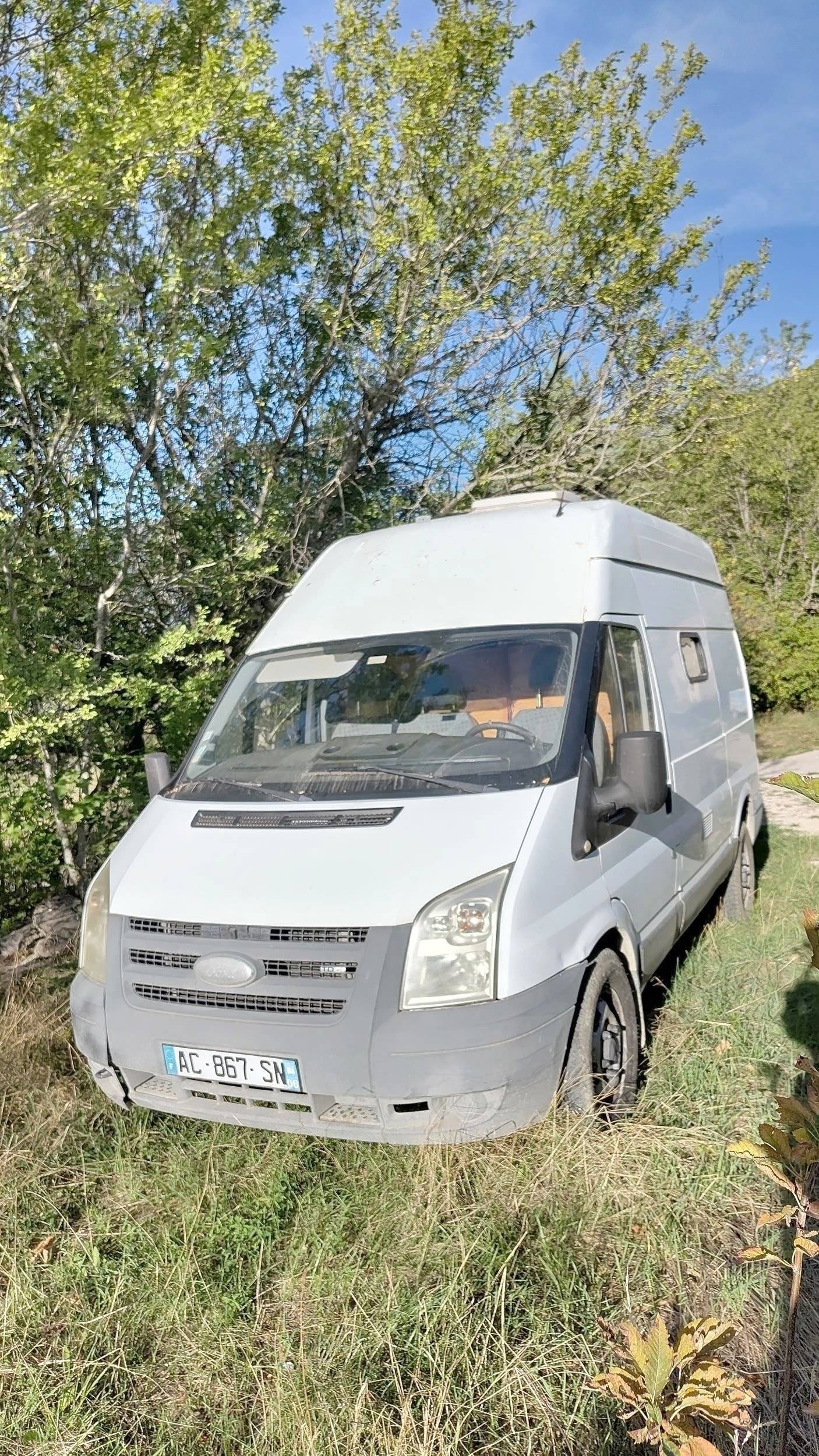Vista del vehicle angle davanter Ford Transit - Yescapa