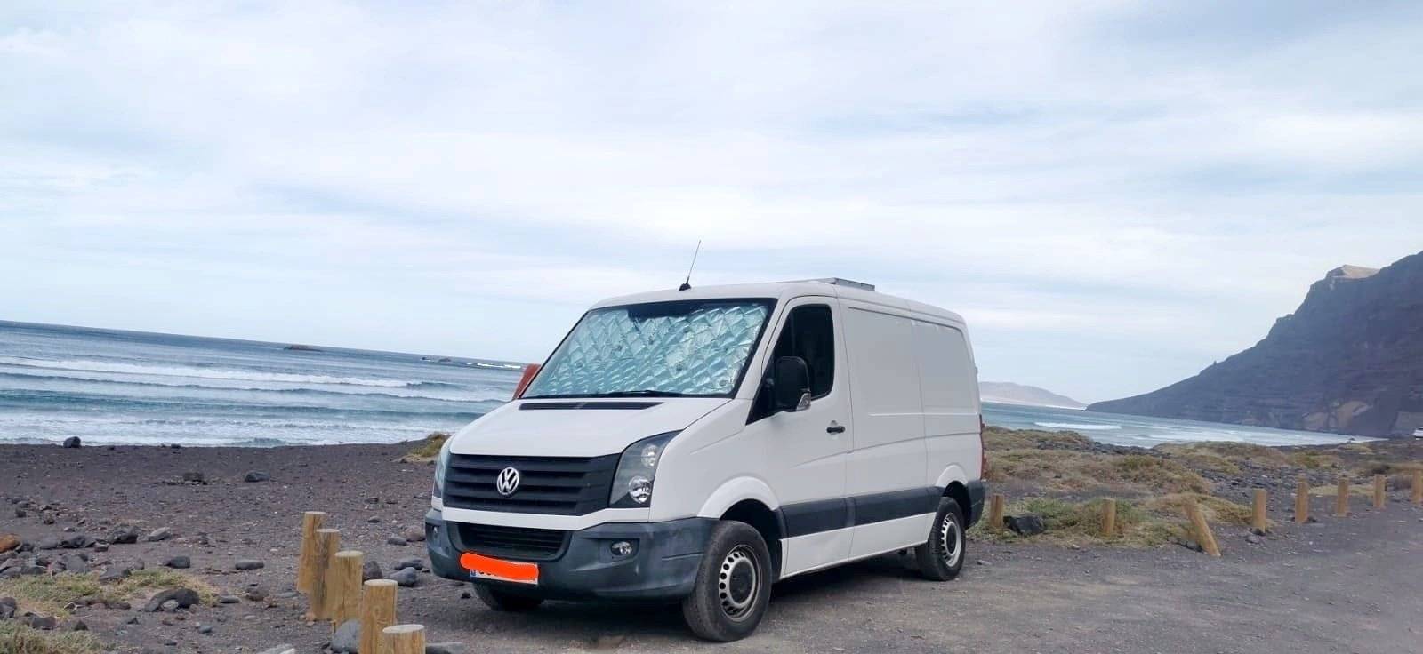 schräge Vorderansicht Volkswagen Crafter 2,0 l 102 ch - Yescapa