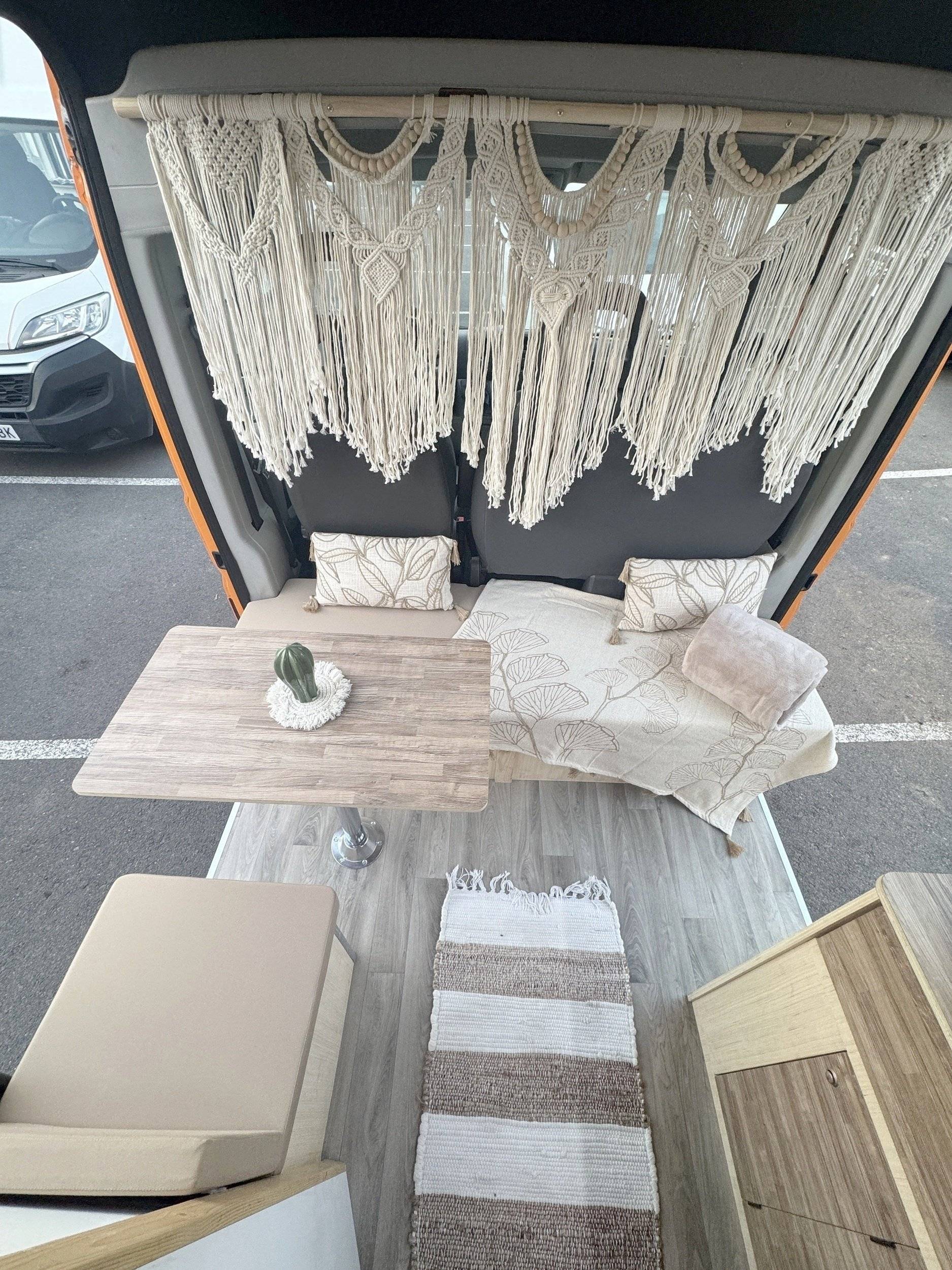 Dining Area Peugeot Boxer 2,2 l 120 ch. - Yescapa
