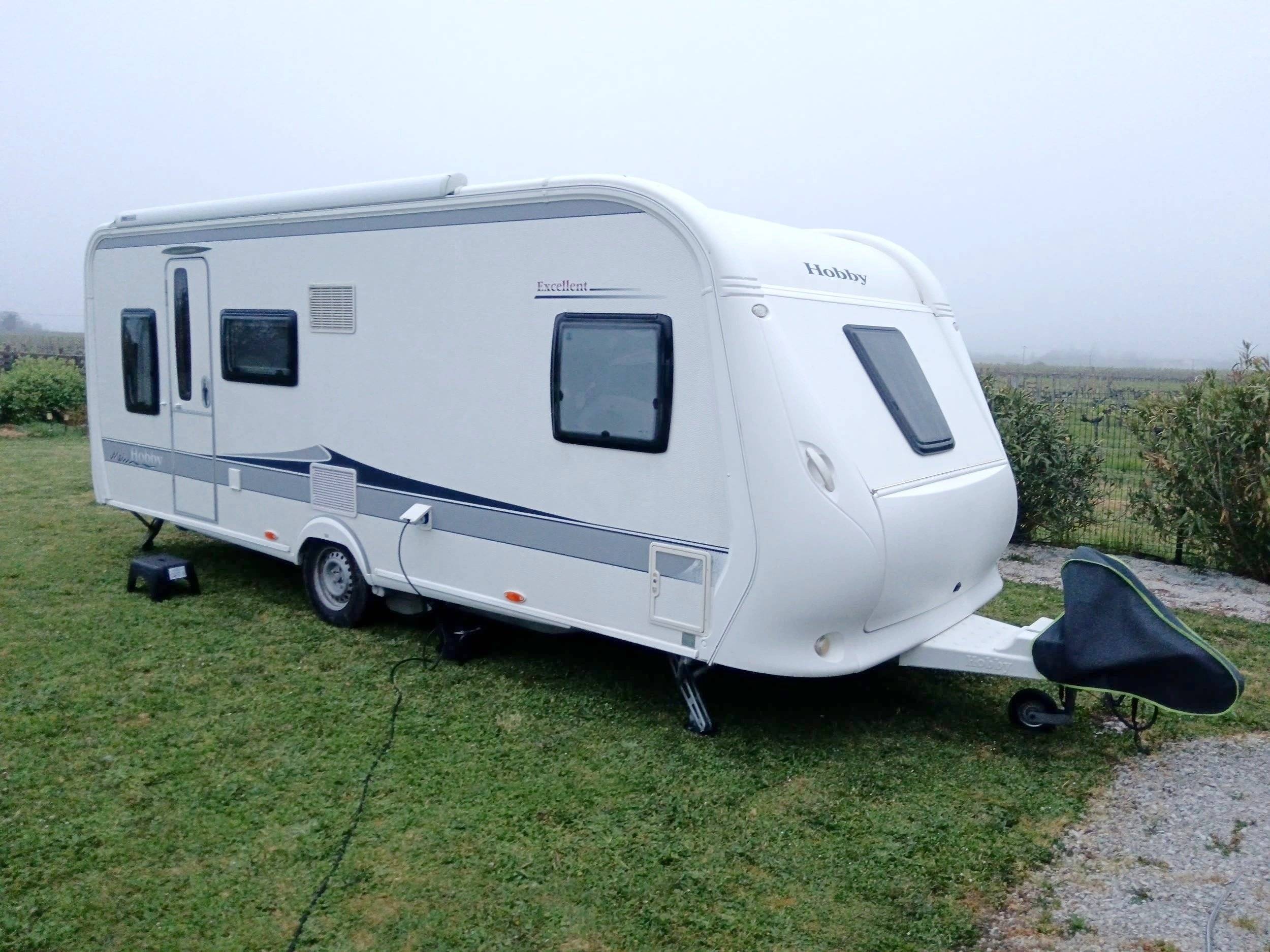 schräge Vorderansicht Nissan - Yescapa