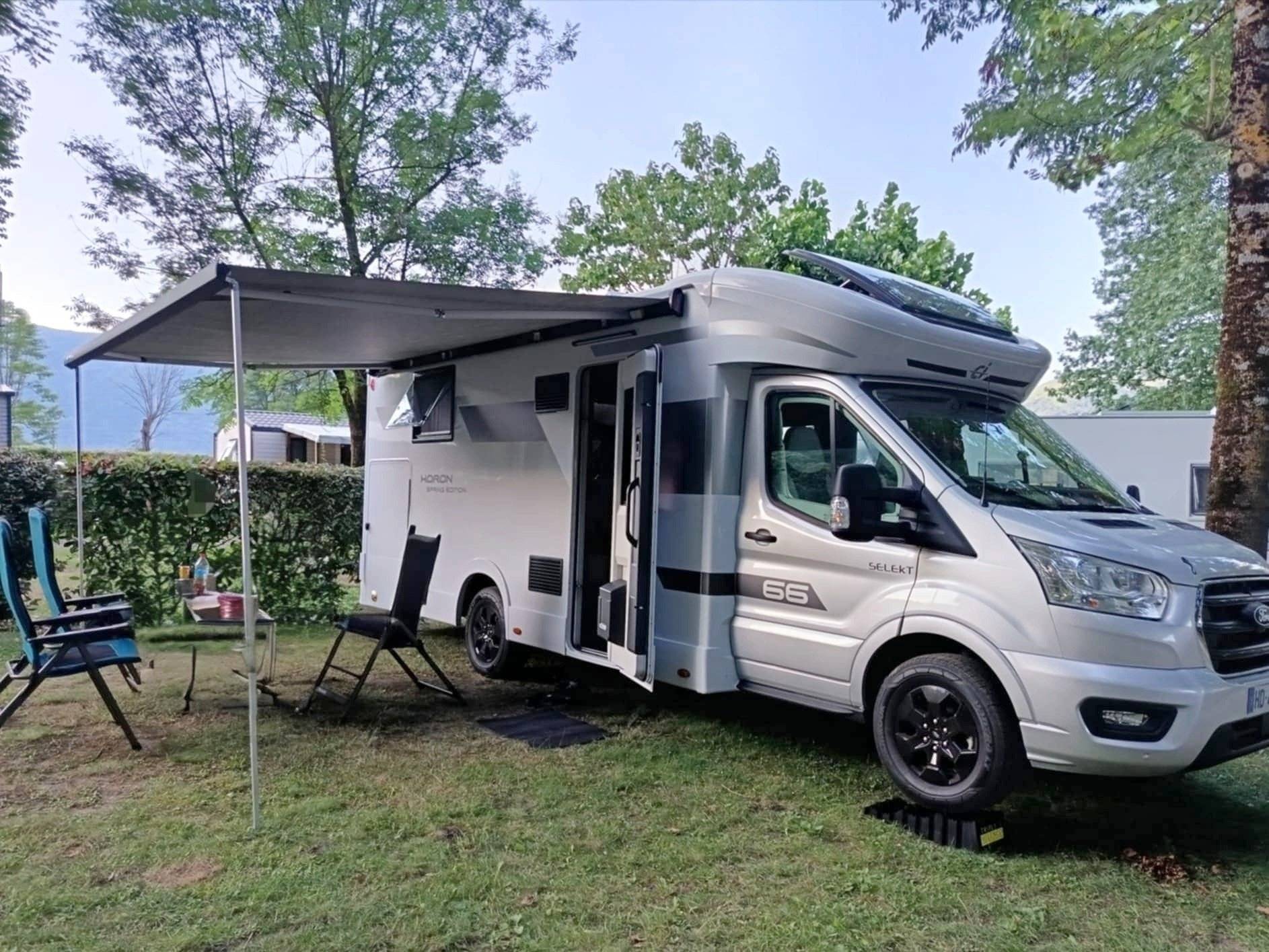 Vue avant de 3/4 Ford ford transit - Yescapa