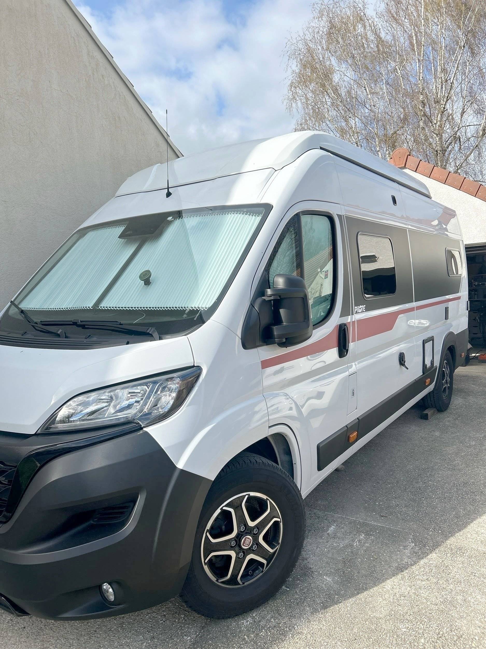 Vue avant de 3/4 Fiat Ducato 2,2l 140 ch - Yescapa