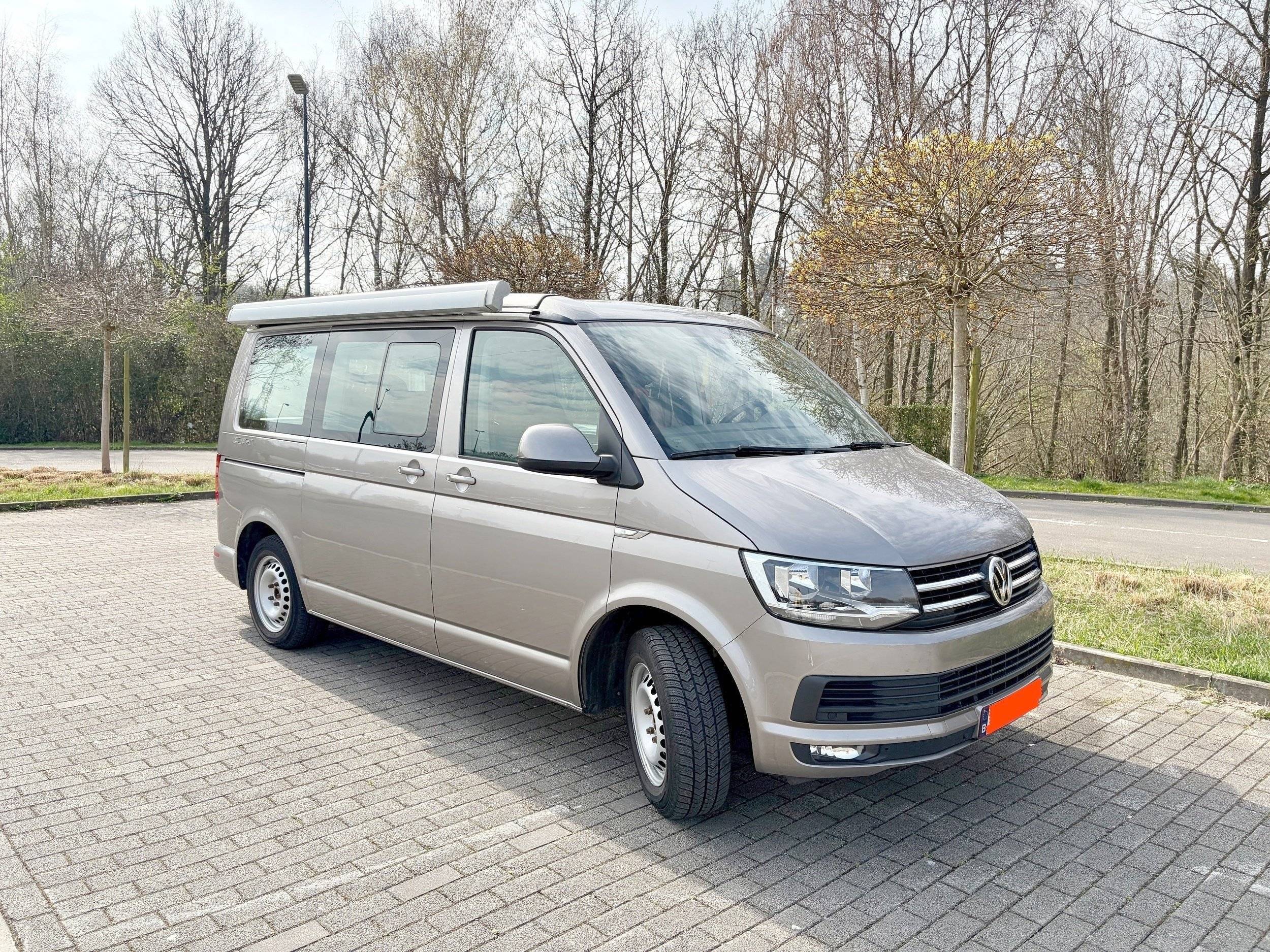 Vista del vehículo ángulo delantero Volkswagen T6 California - Yescapa