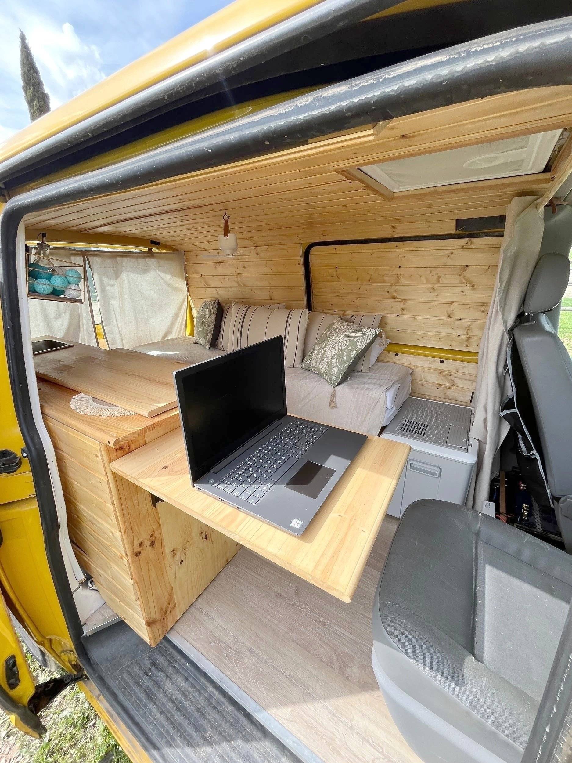 Dining Area Volkswagen T5 1,9 l 102 ch - Yescapa