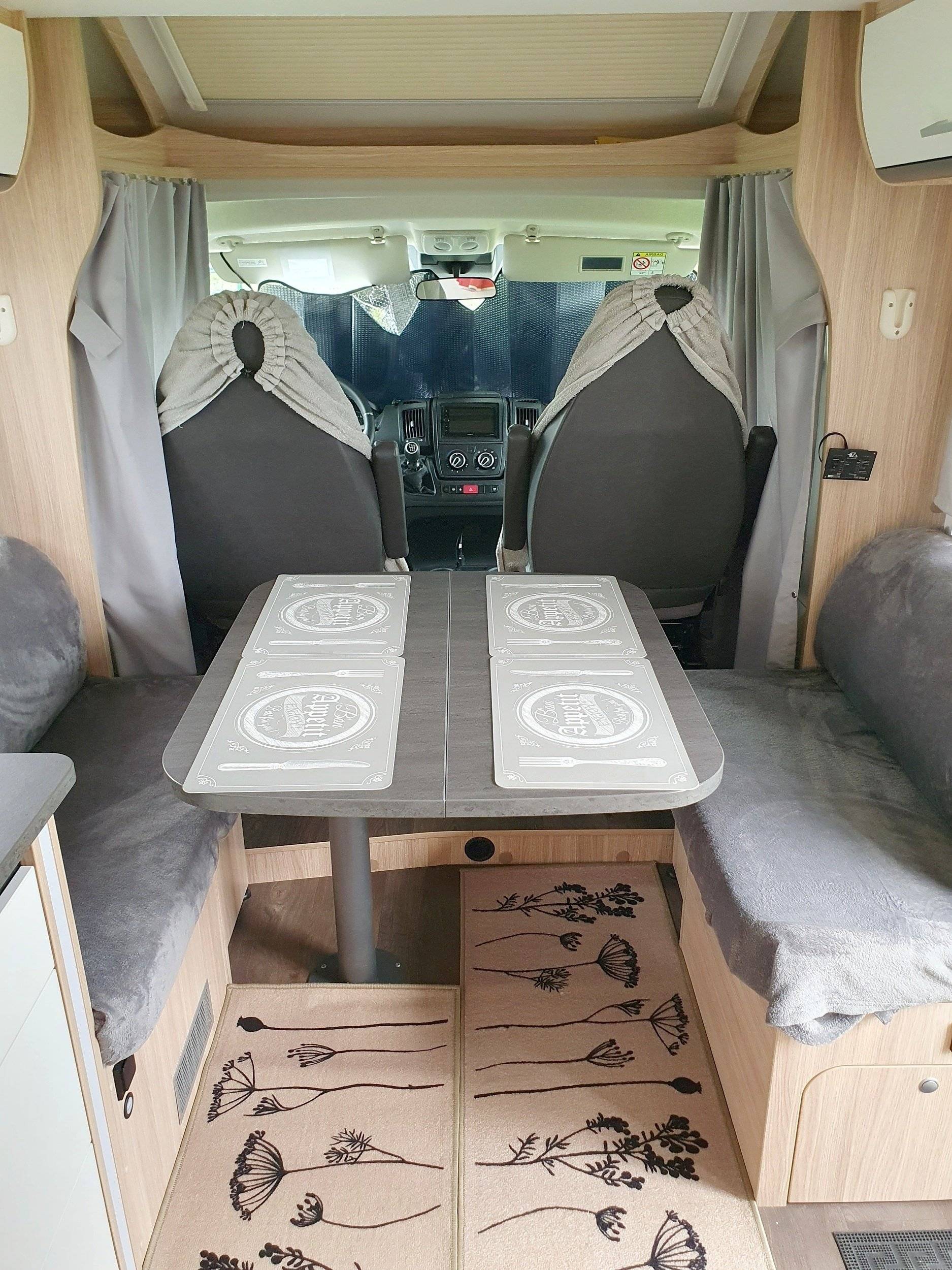 Dining Area Citroën 2.2L 140CV - Yescapa