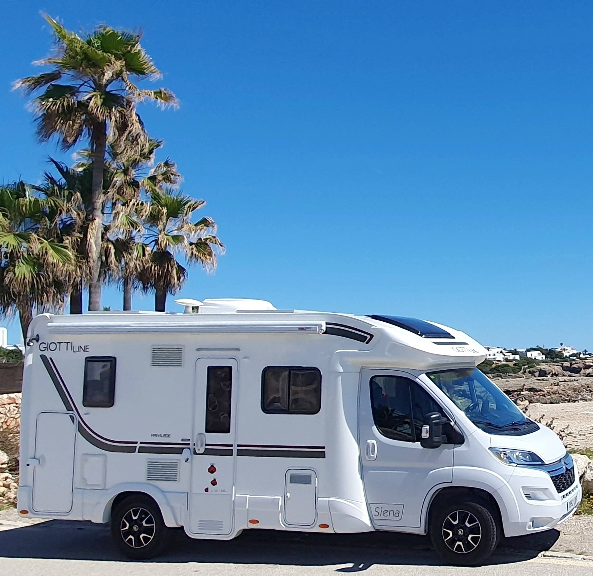Front view from 3/4 Citroën Citroen Jumper 2,2 l Blue HDi 165PS - Yescapa