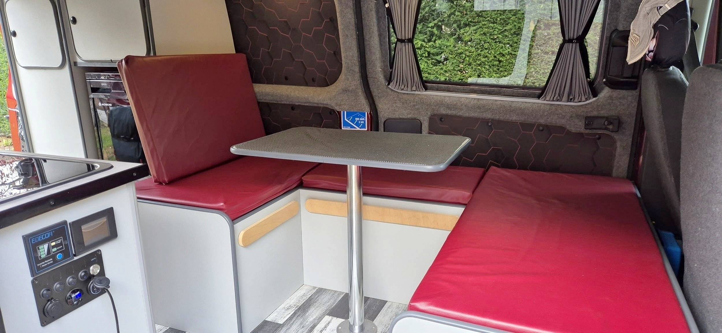 Coin repas Ford Custom 2,0 l 130 ch - Yescapa