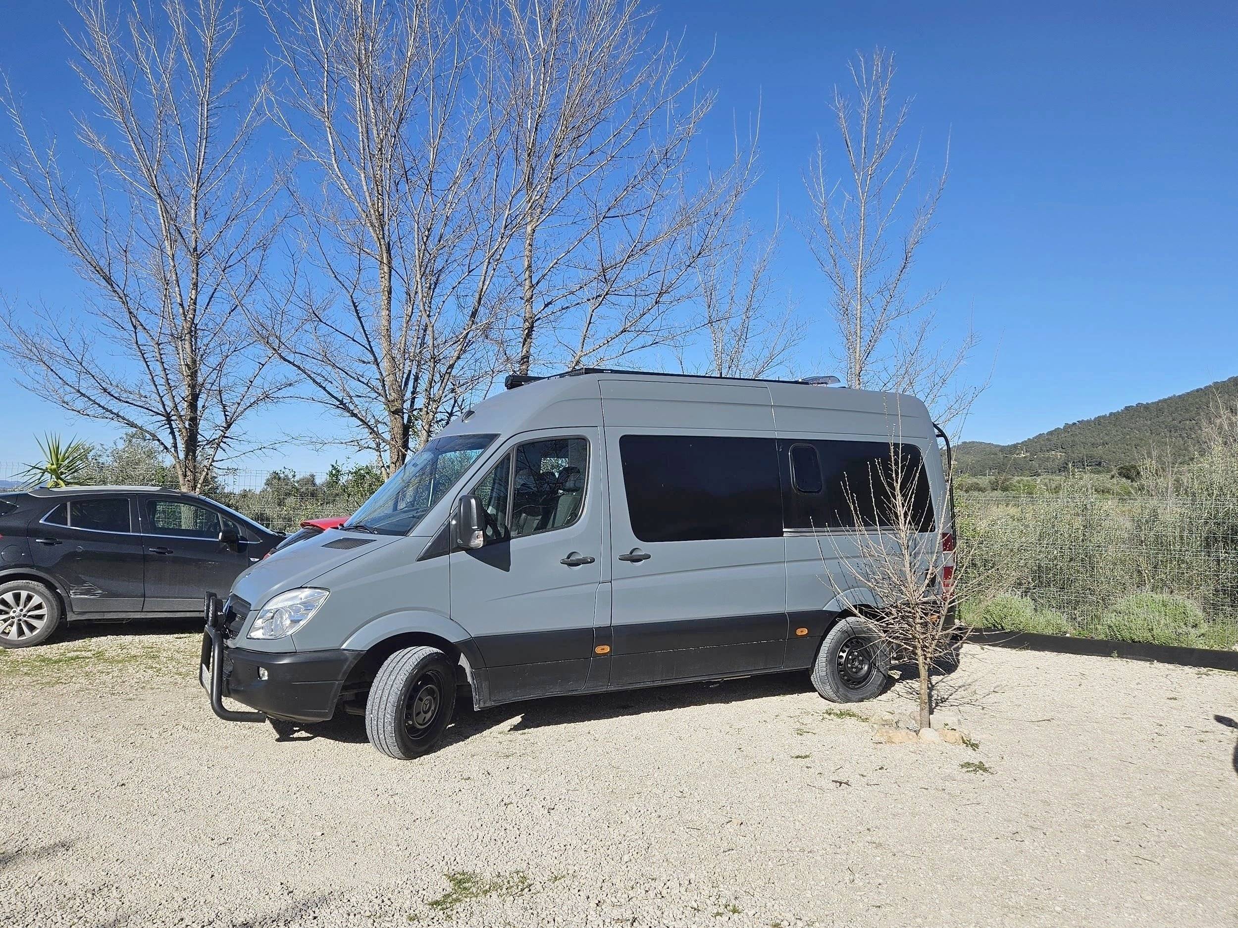 Vista frontale a ¾ Mercedes Sprinter 2,2 l CDI 130 ch - Yescapa