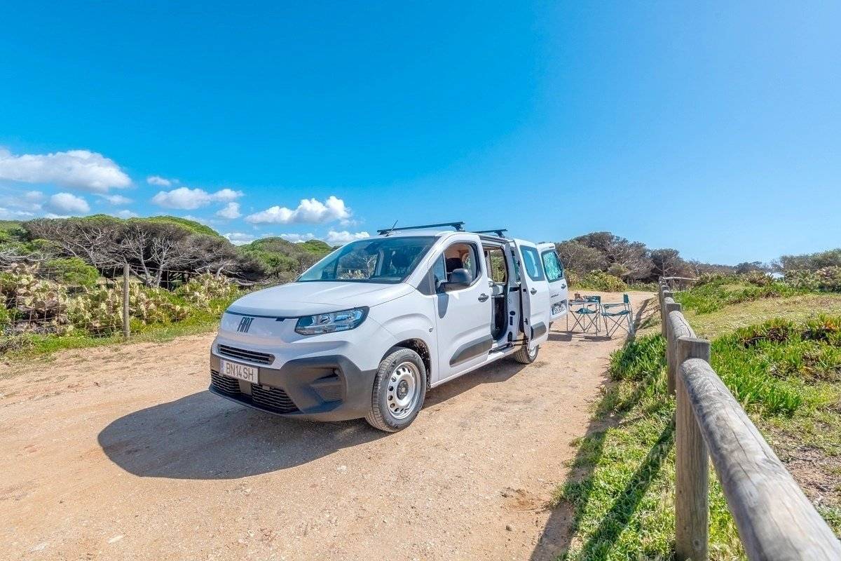 Vista frontale a ¾ Fiat (Fiat Doblo) - Yescapa