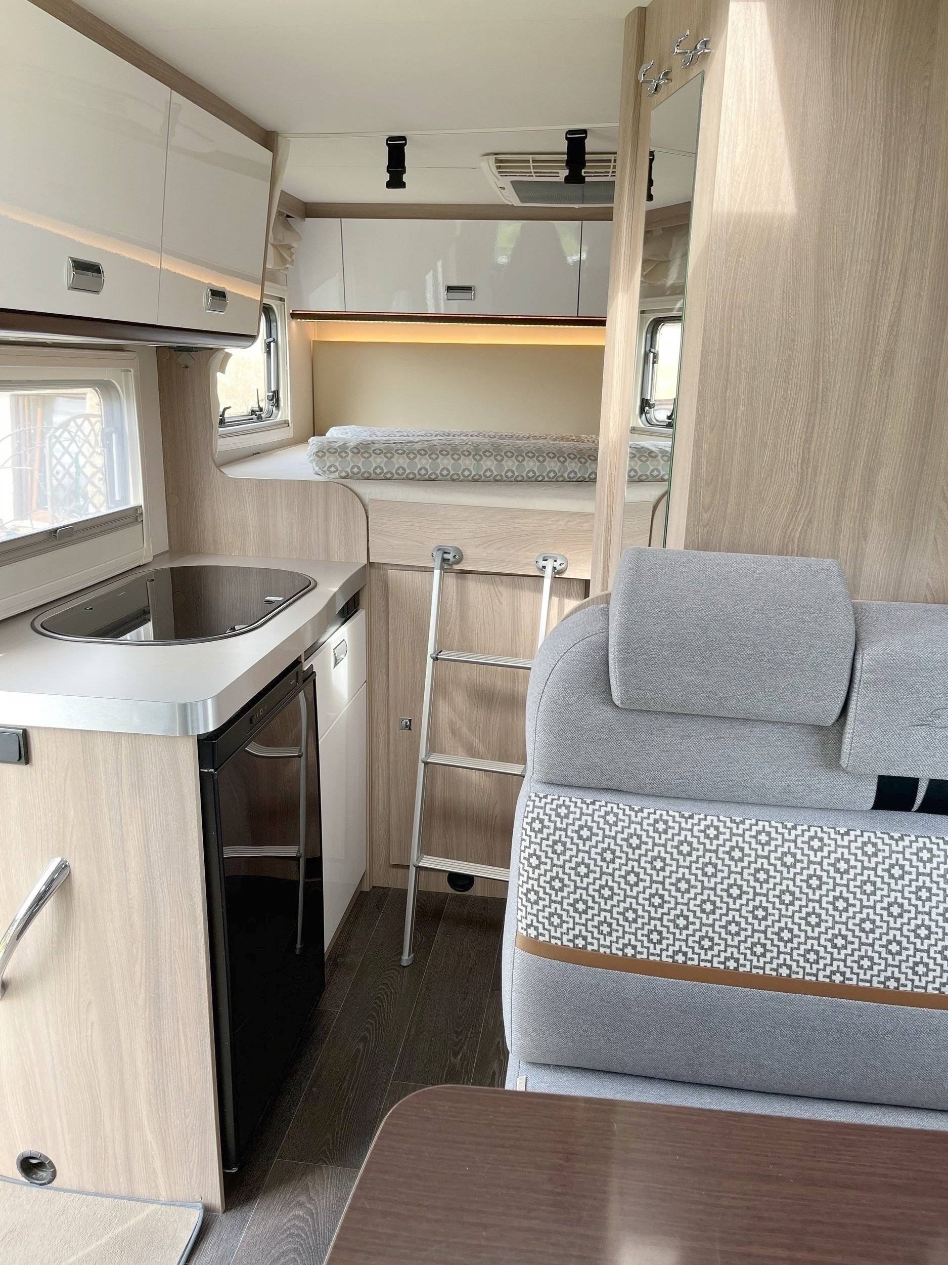 Teilintegriertes Wohnmobil