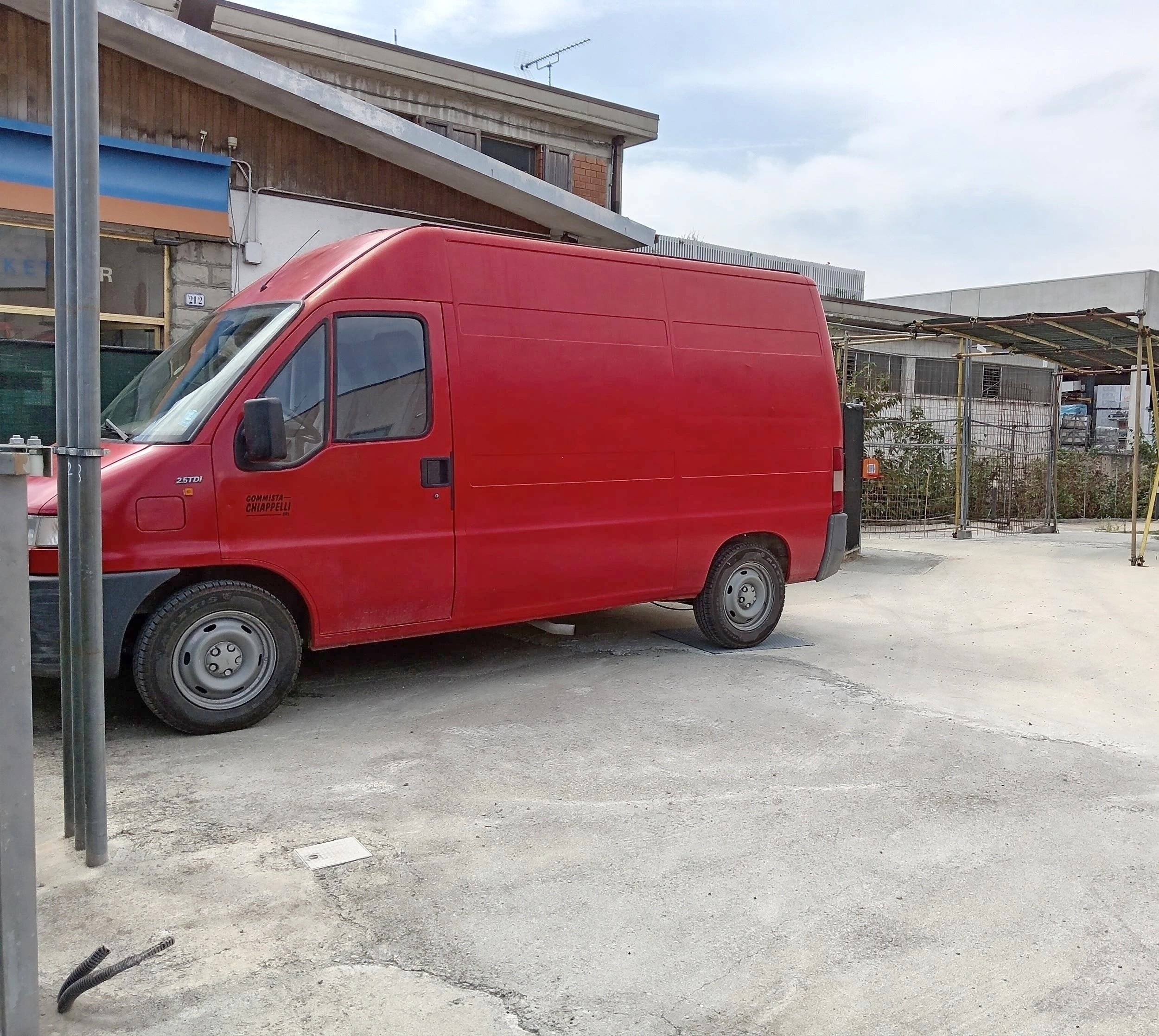 Front view from 3/4 Fiat Ducato 2,5 D - Yescapa