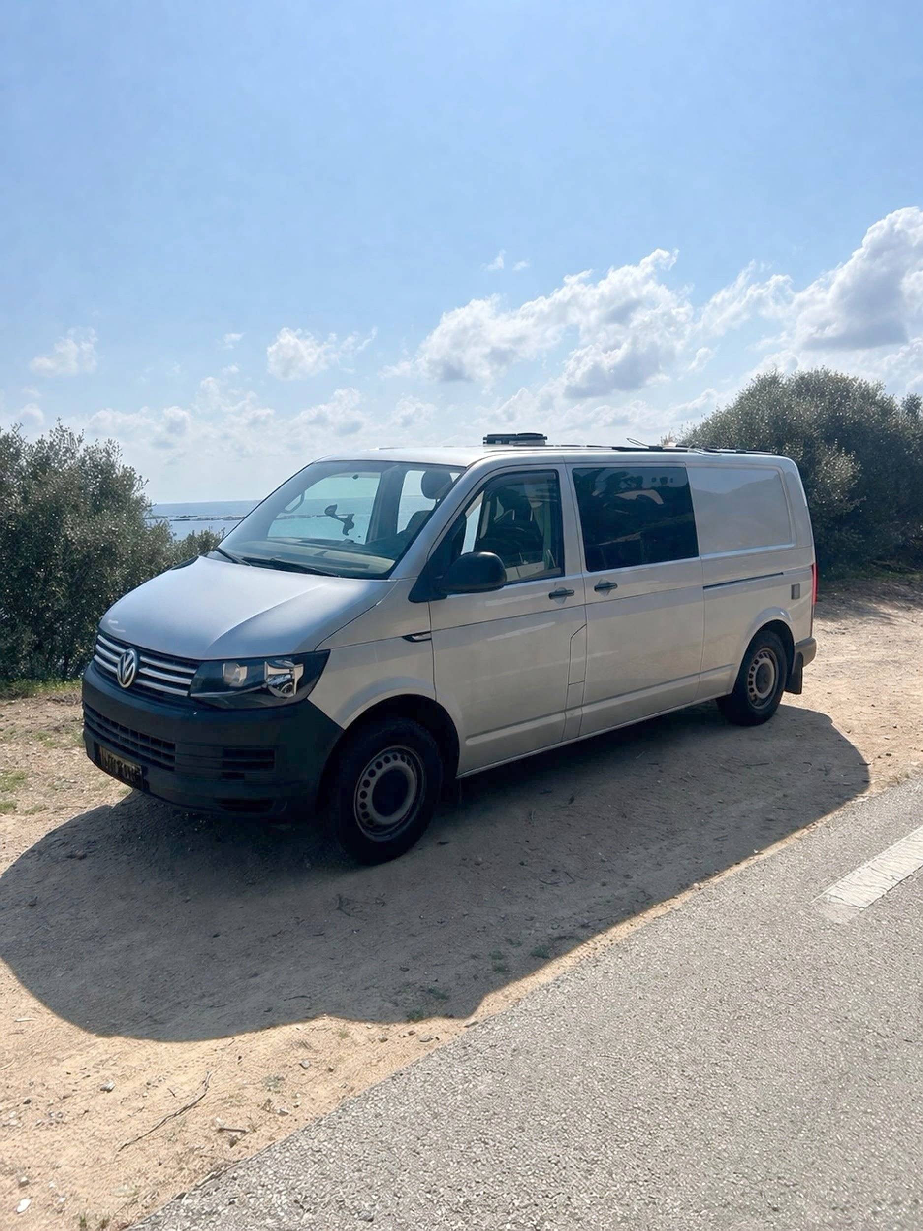 Vue avant de 3/4 Volkswagen Transporter T6 long - Yescapa