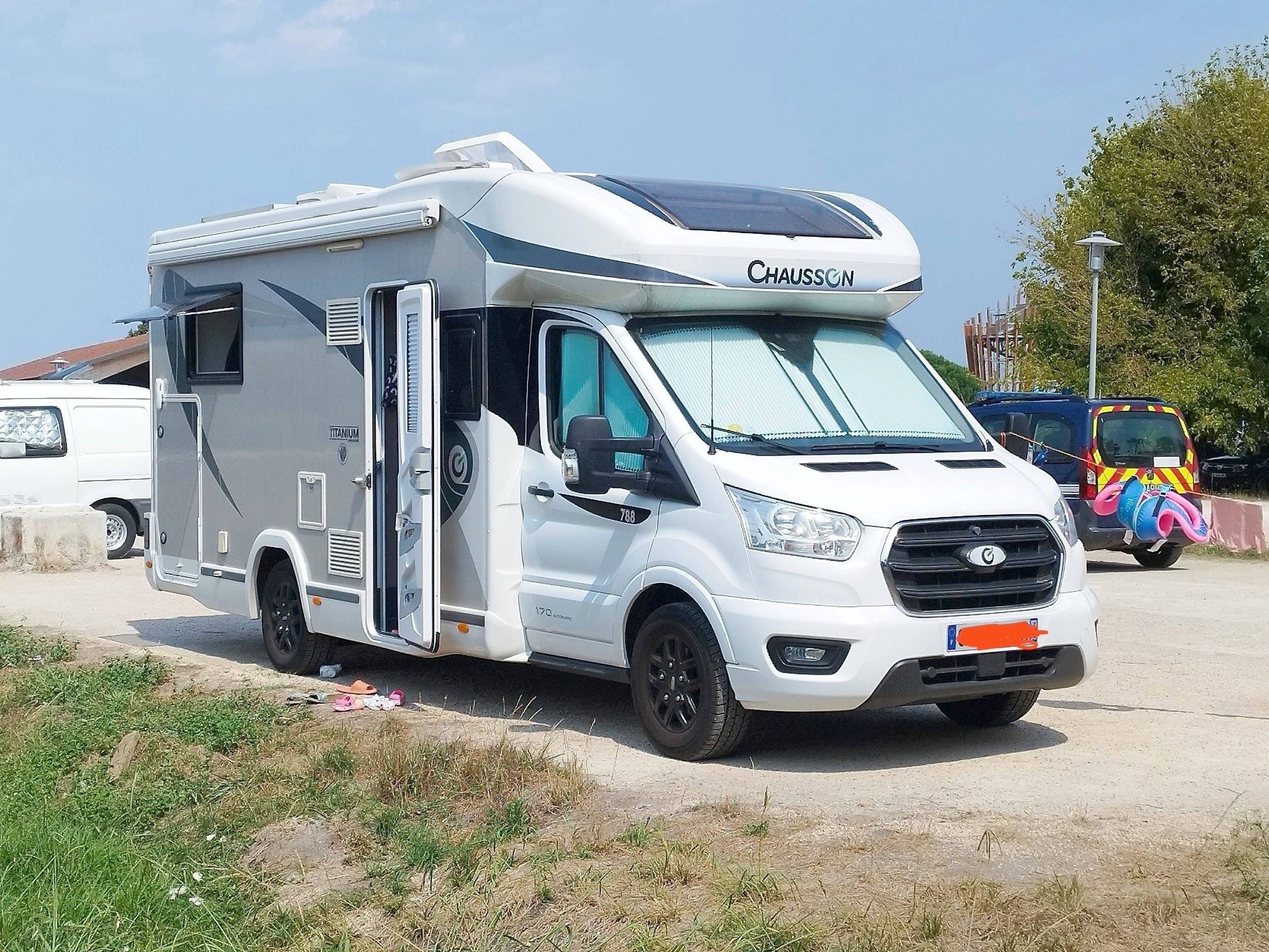Front view from 3/4 Ford Transit 2,0 l 170 ch - Yescapa